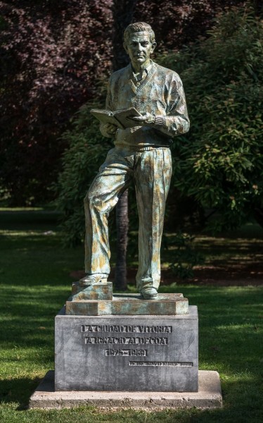 Vitoria - Parque Florida - Estatua Ignacio Aldecoa 01