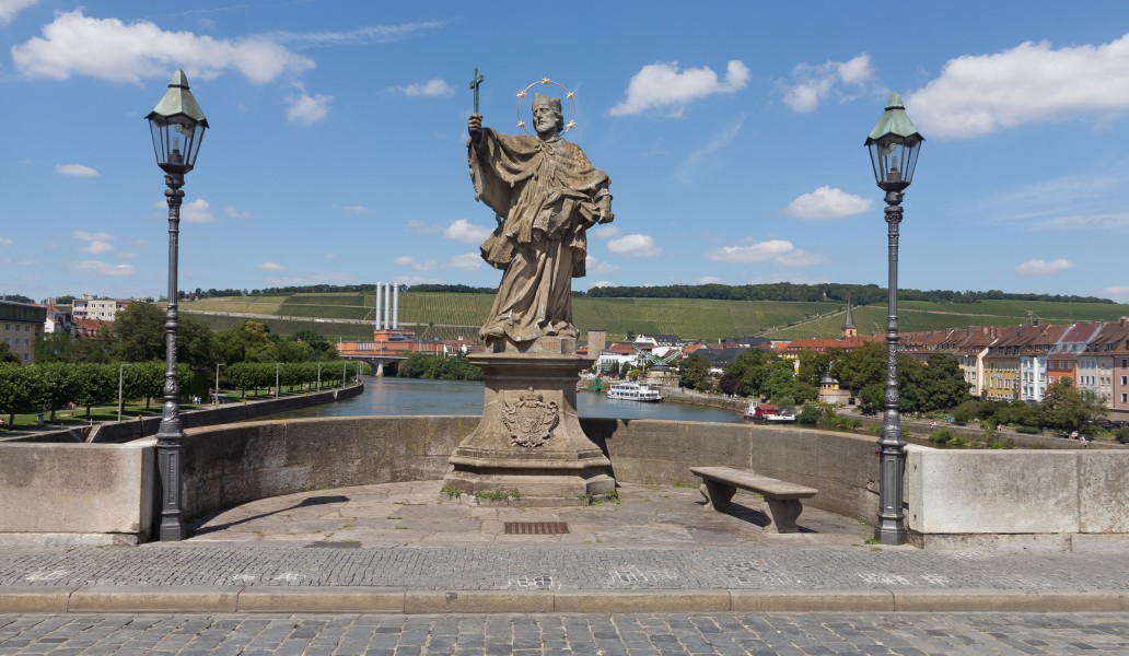 Würzburg, standbeeld van der Brückenheilige Johannes von Nepomuk op die Alte Main Brücke foto32016-08-07 14.01