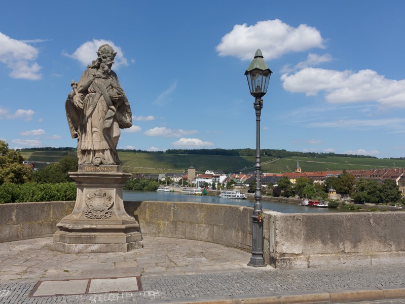 Würzburg, standbeeld van Karel de Grote op die Alte Main Brücke foto5 2016-08-07 13.50