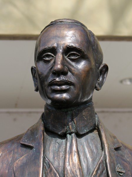 Wien-Hütteldorf - Statue des Dionys Schönecker vor dem Hanappi-Stadion - Detail
