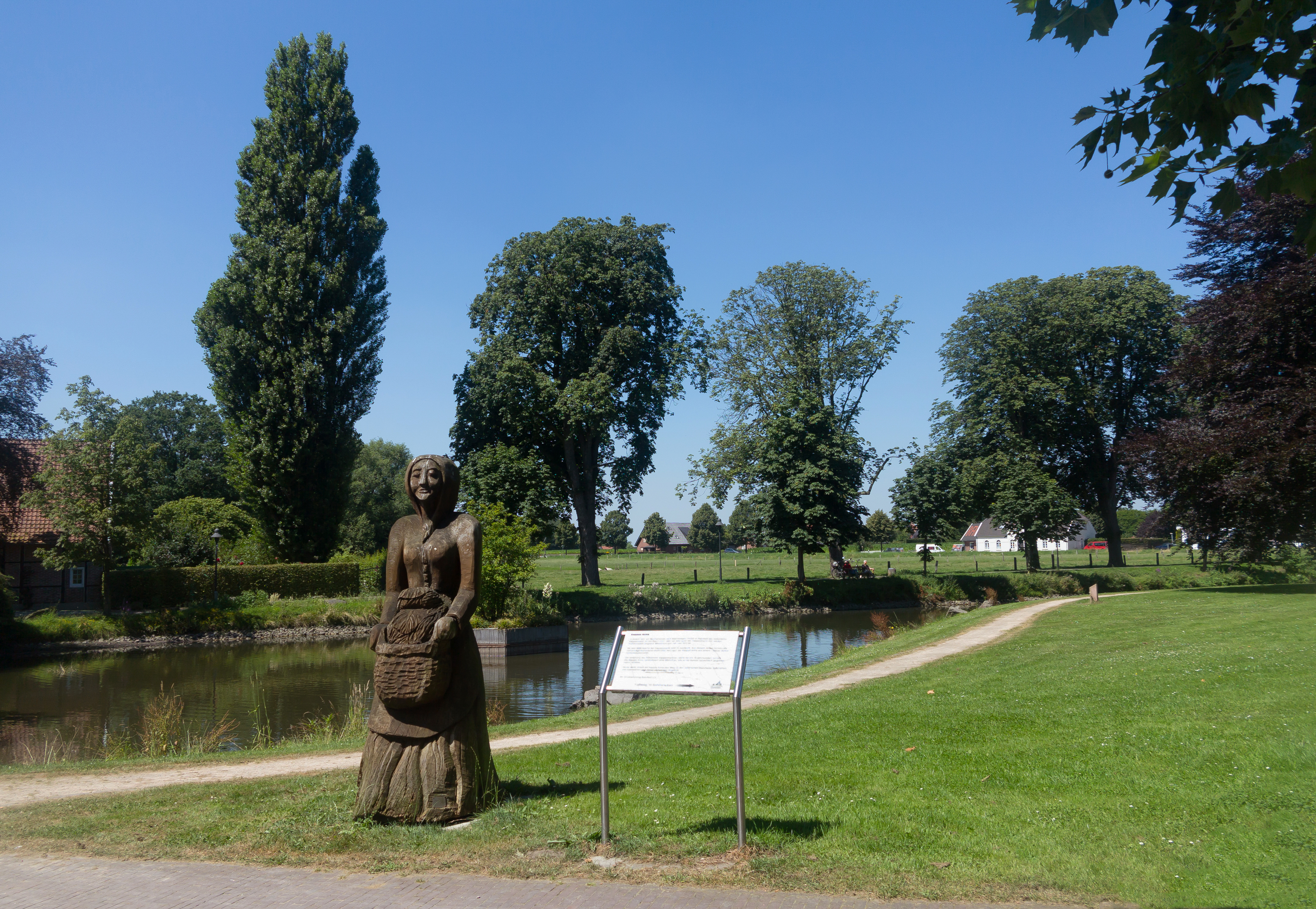 Raesfeld, sculptuur Kappes Anna positie1 foto4 2016-07-19 13.19