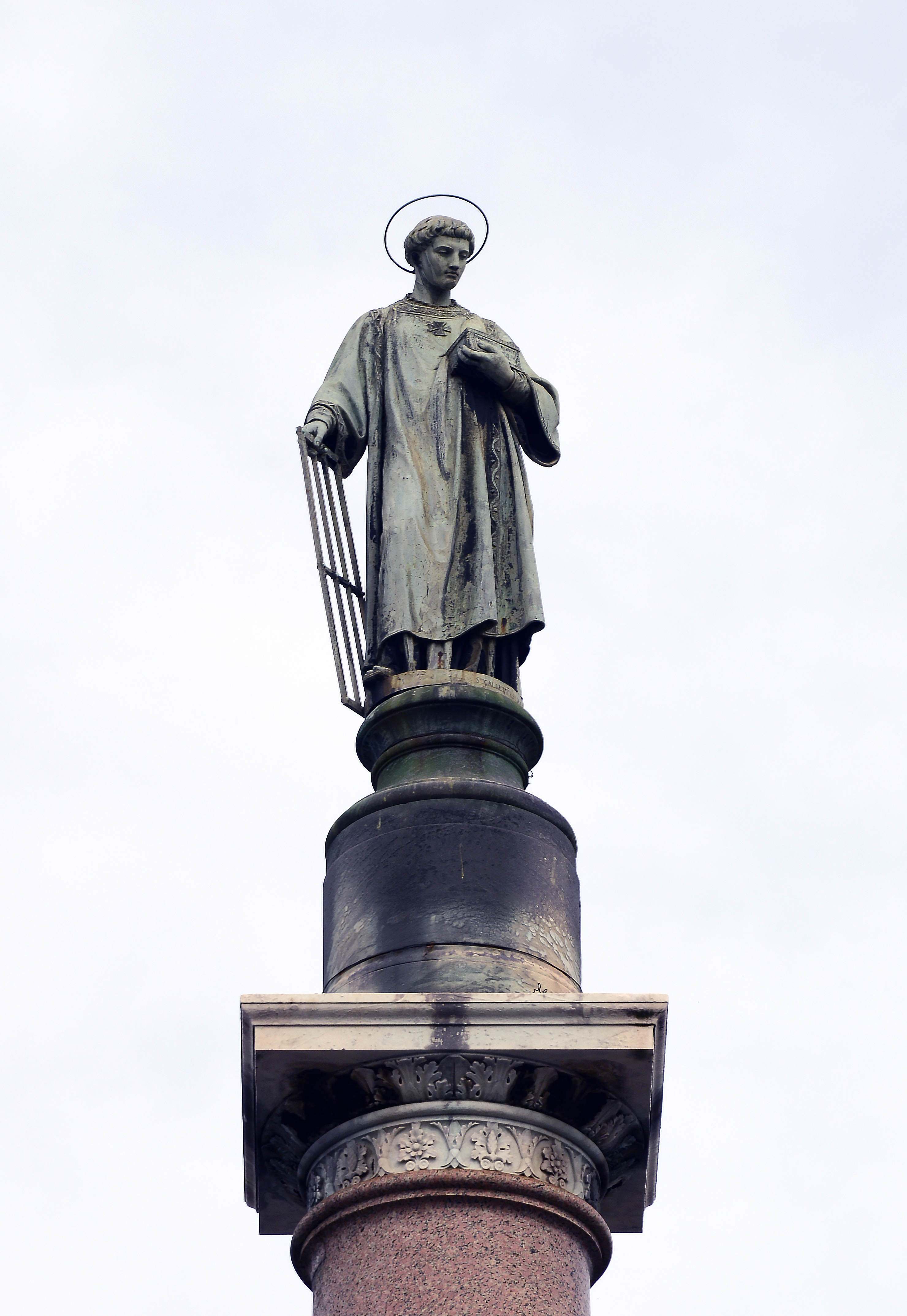 Statue on column san lorenzo