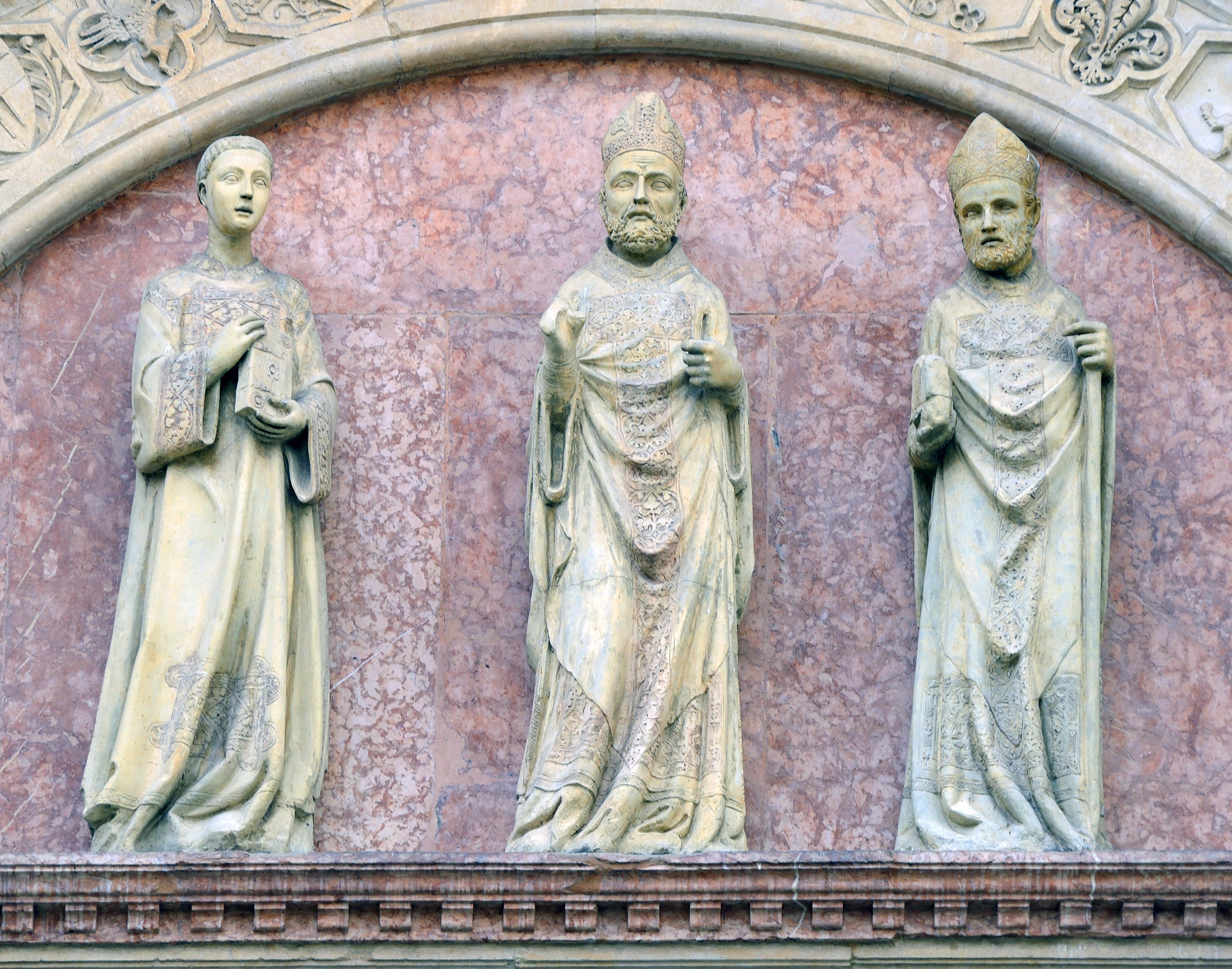 Statues on Portale delle Arti (Perugia)