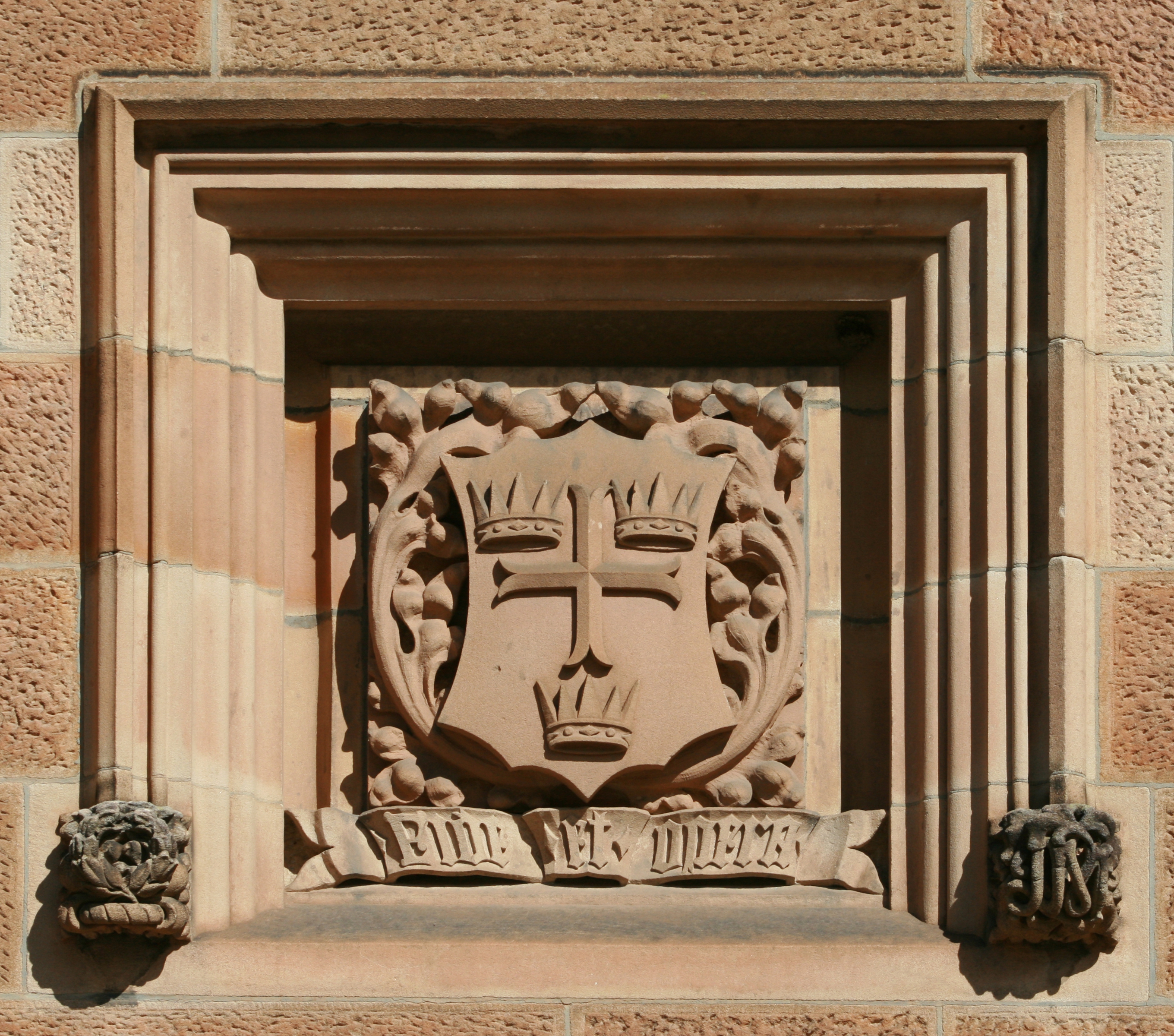 SydneyUniversity GreatHall SandstoneCrest 3