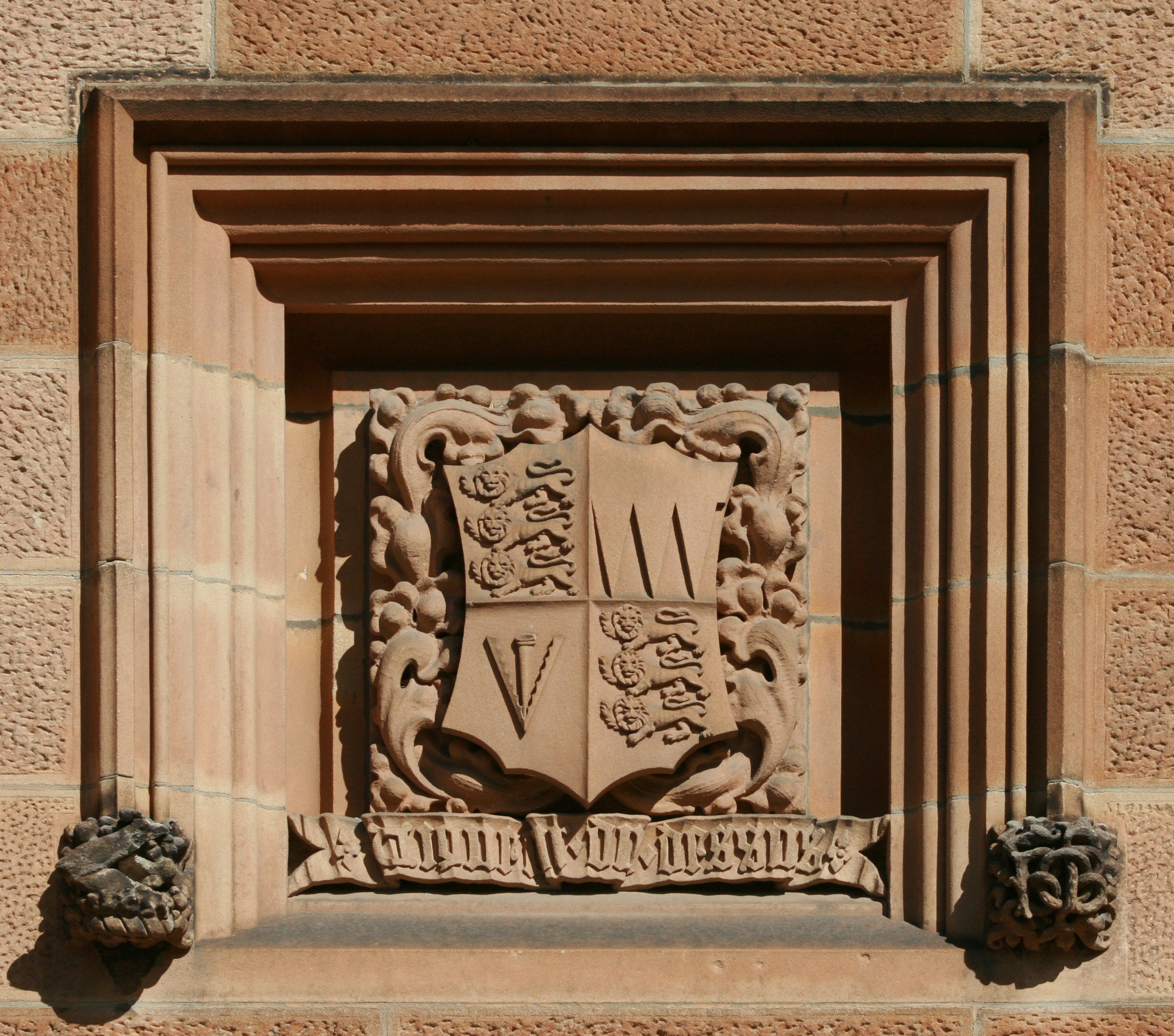 SydneyUniversity GreatHall SandstoneCrest 4