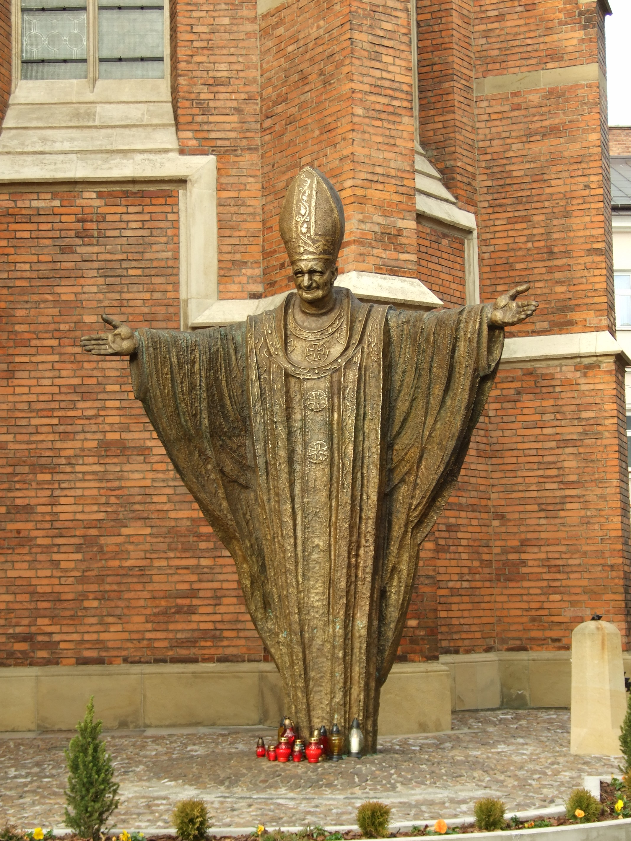 TarnÃ³w, centrum mÄ›sta, socha papeÅ¾e Jana Pavla II