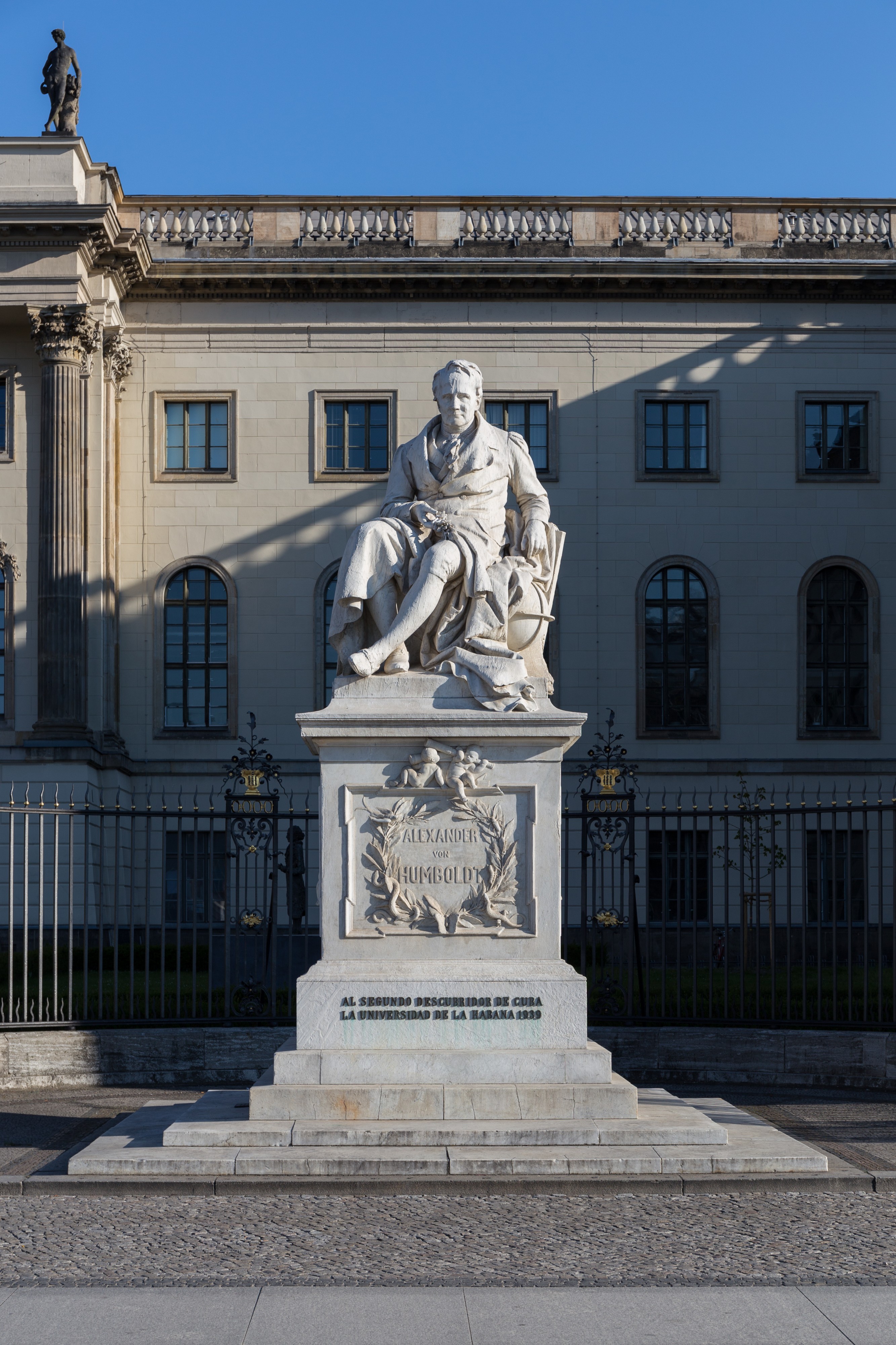 150418 Alexander von Humboldt Denkmal Berlin Unter den Linden