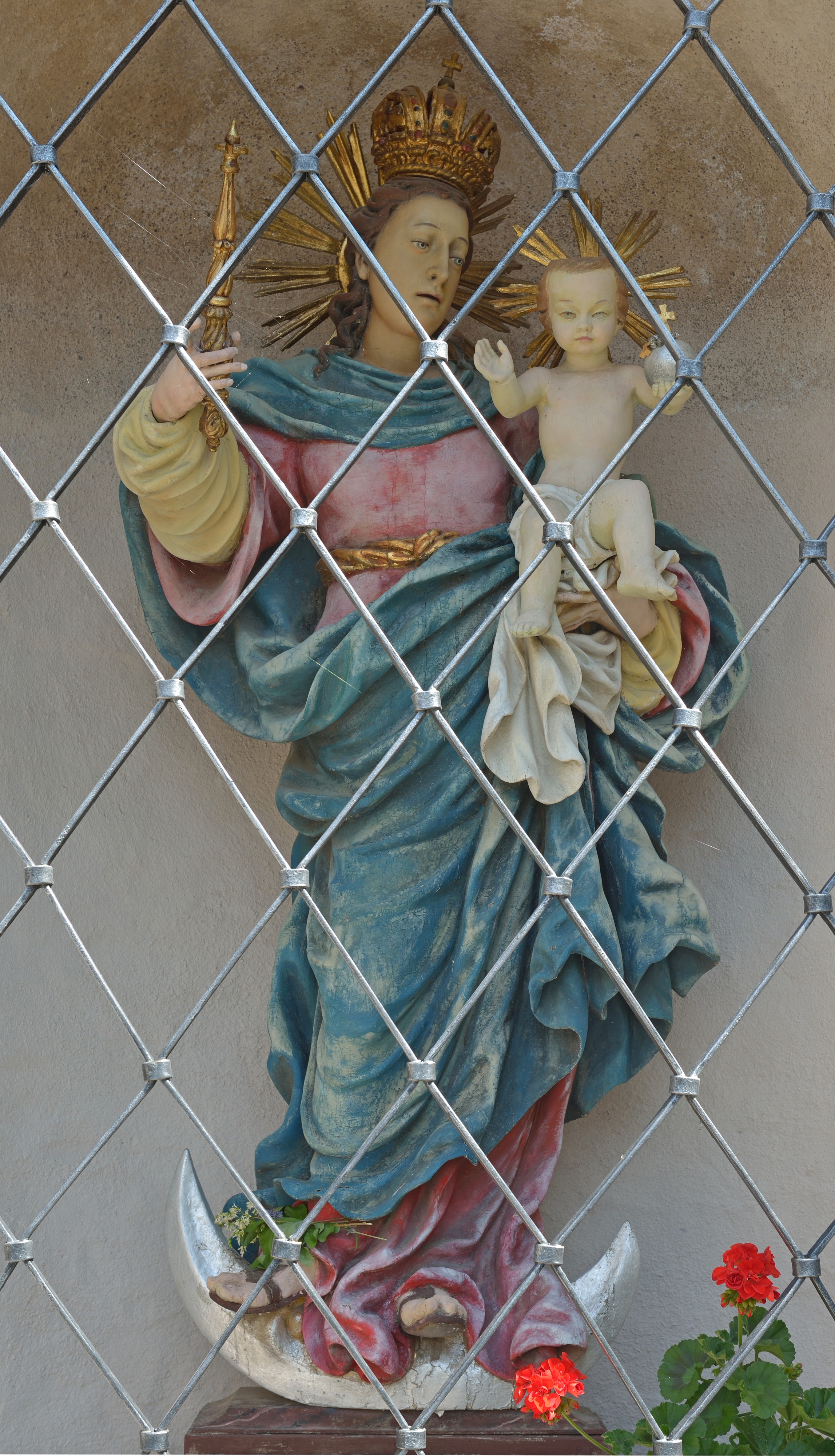 Bildstock mit Jungfrau Maria holzgeschnitzt in Völs am Schlern