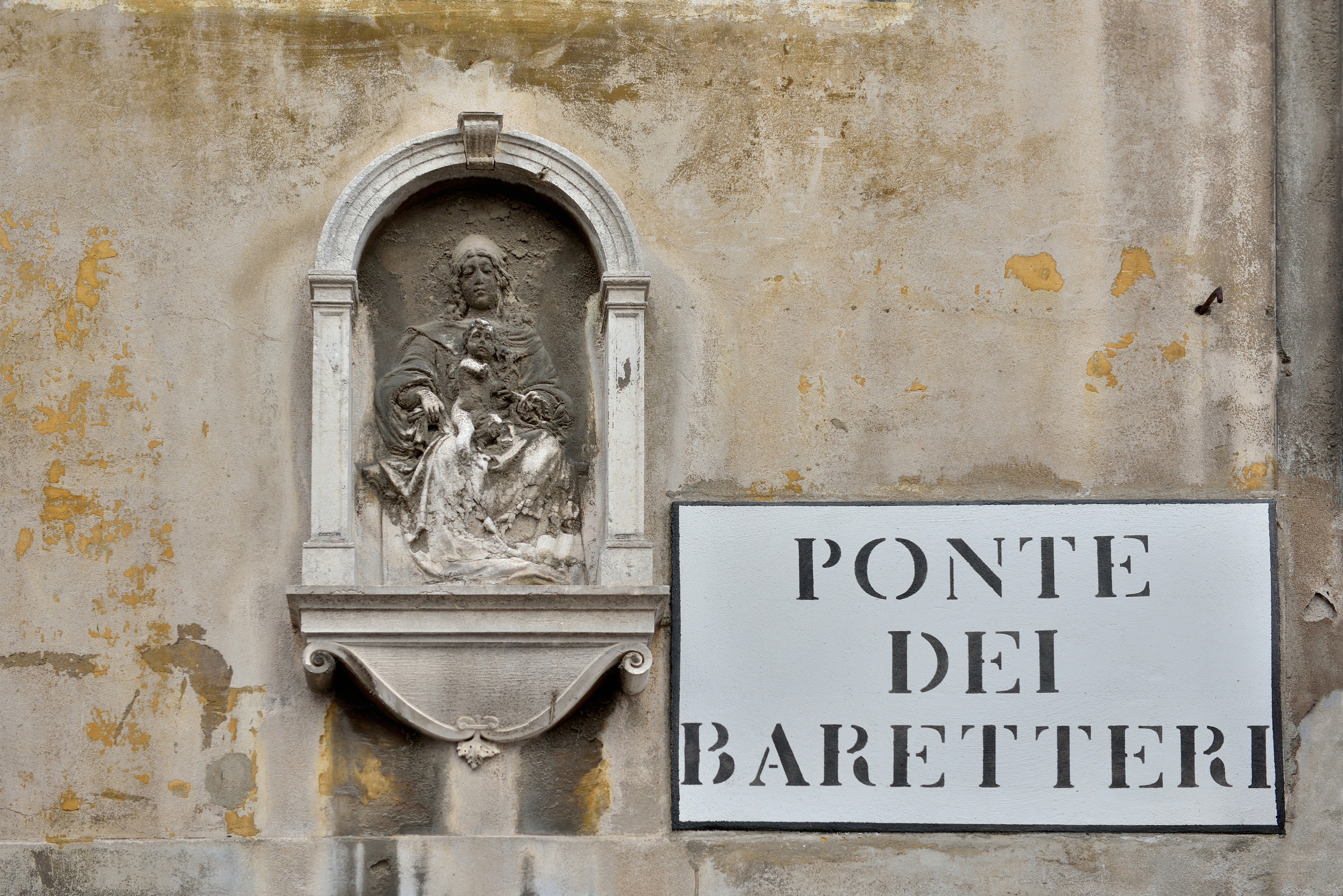 Madonna con bambino al Ponte dei Bareteri Venezia