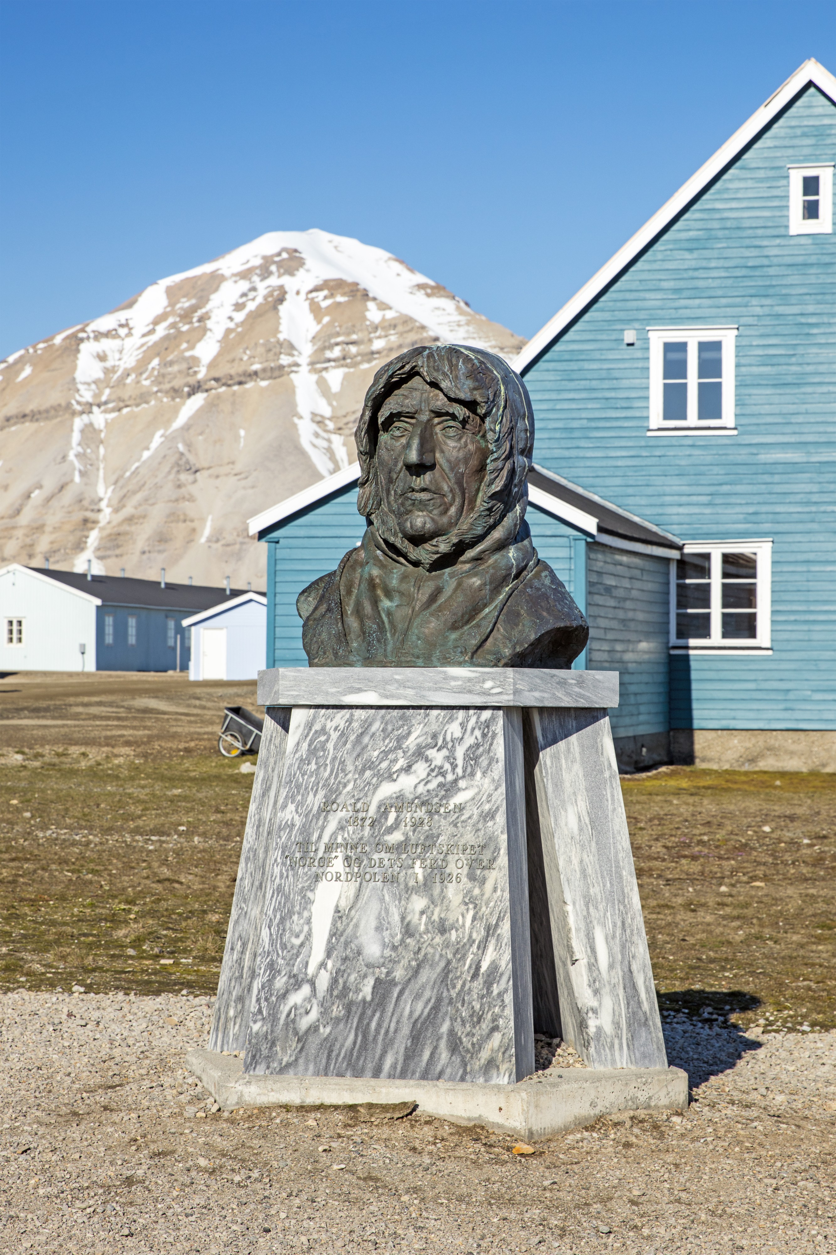 NOR-2016-Svalbard-Ny-Ålesund-Blue house 02 (with bust of Amundsen)