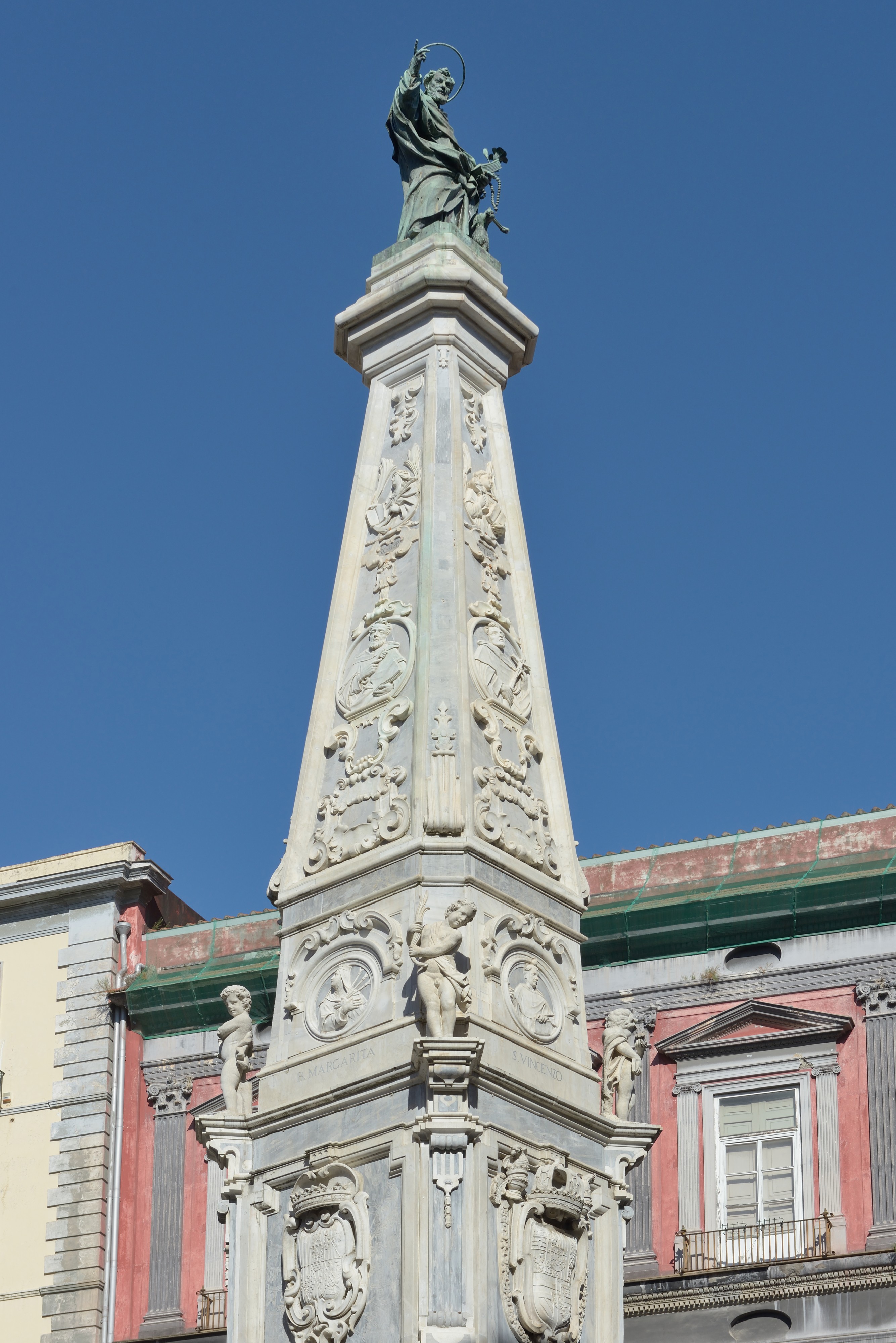 Obelisco di San Domenico Maggiore a Napoli dettaglio