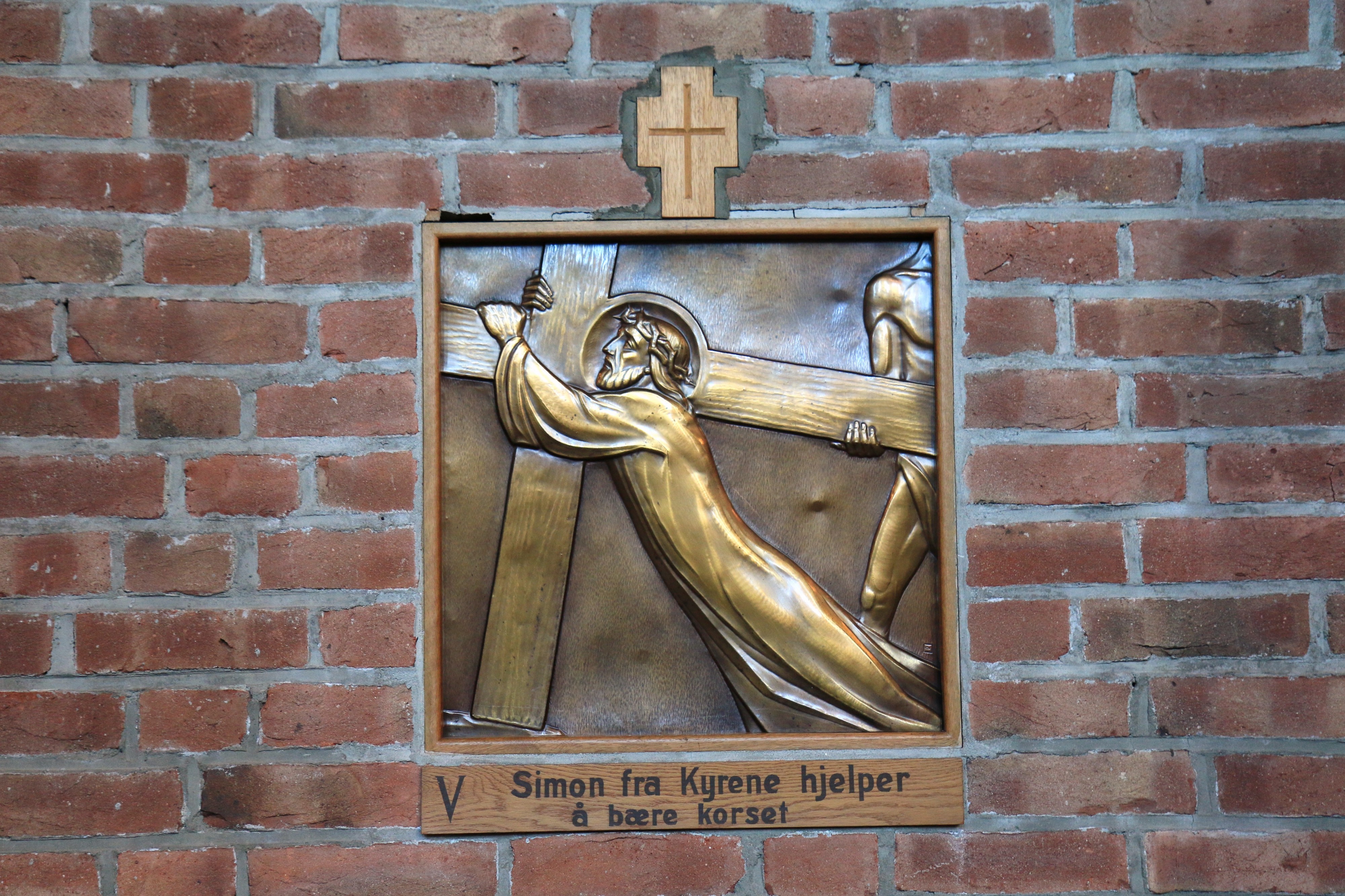 Simon fra Kyrene hjelper å bære korset B