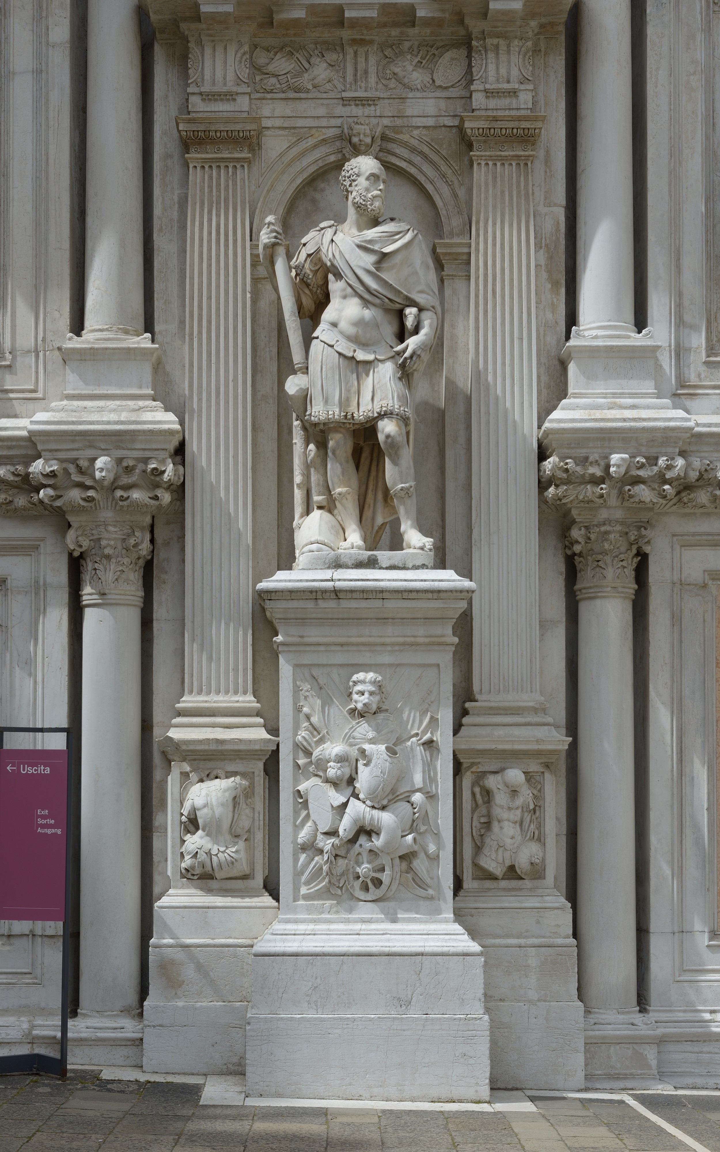Statua cortile Palazzo Ducale a Venezia