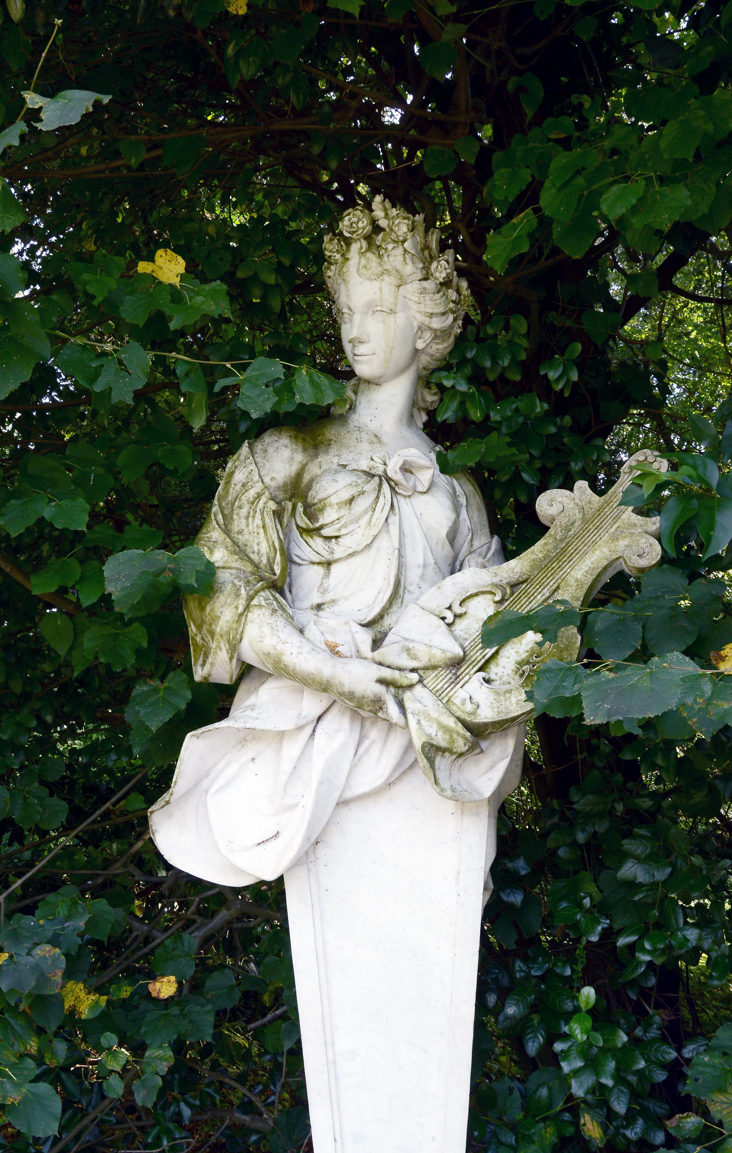 Statue in the garden of Palace of Caserta2