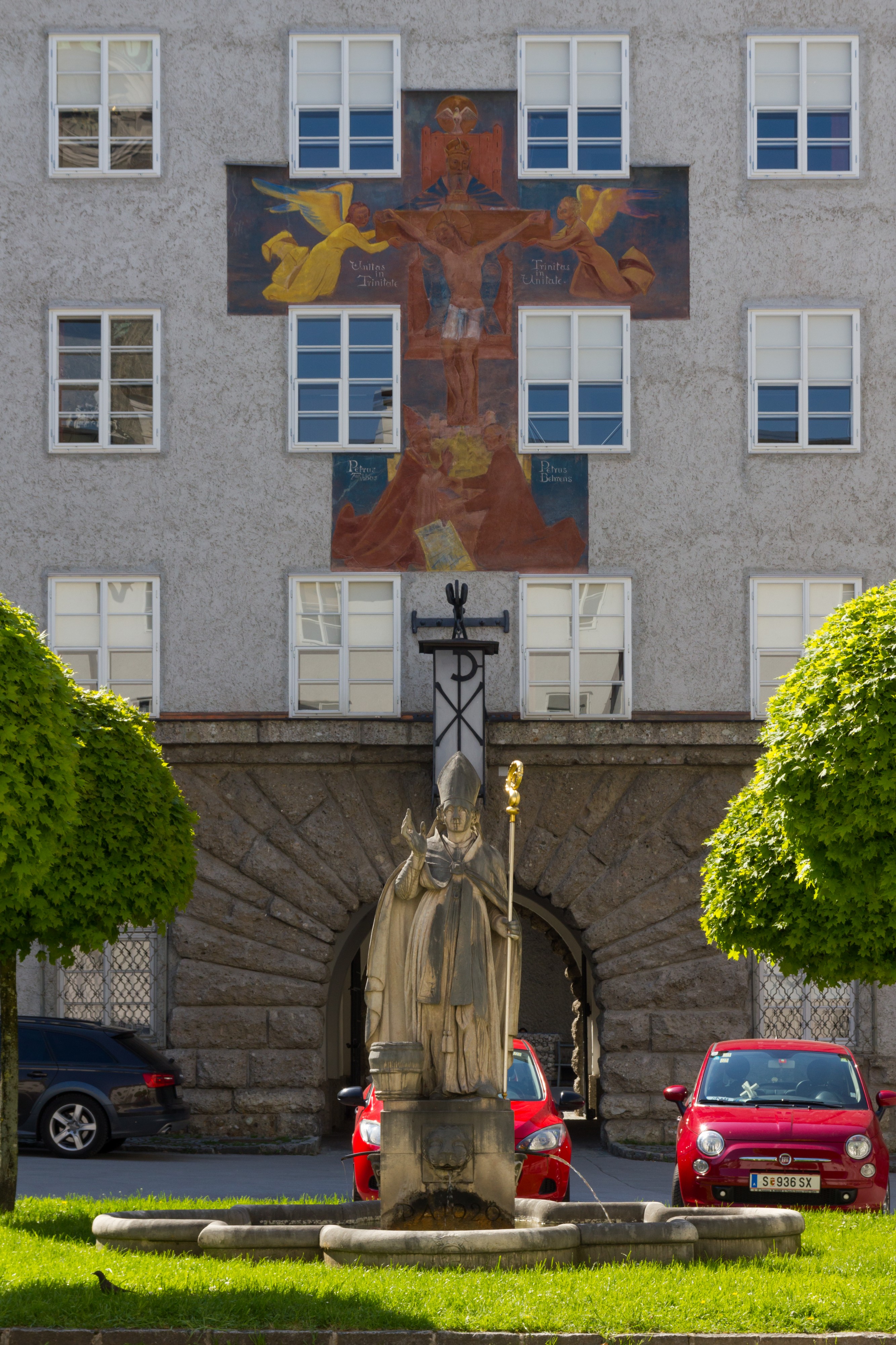 Statue und Wandbild im Hof Kolleg St. Benedikt, Salzburg