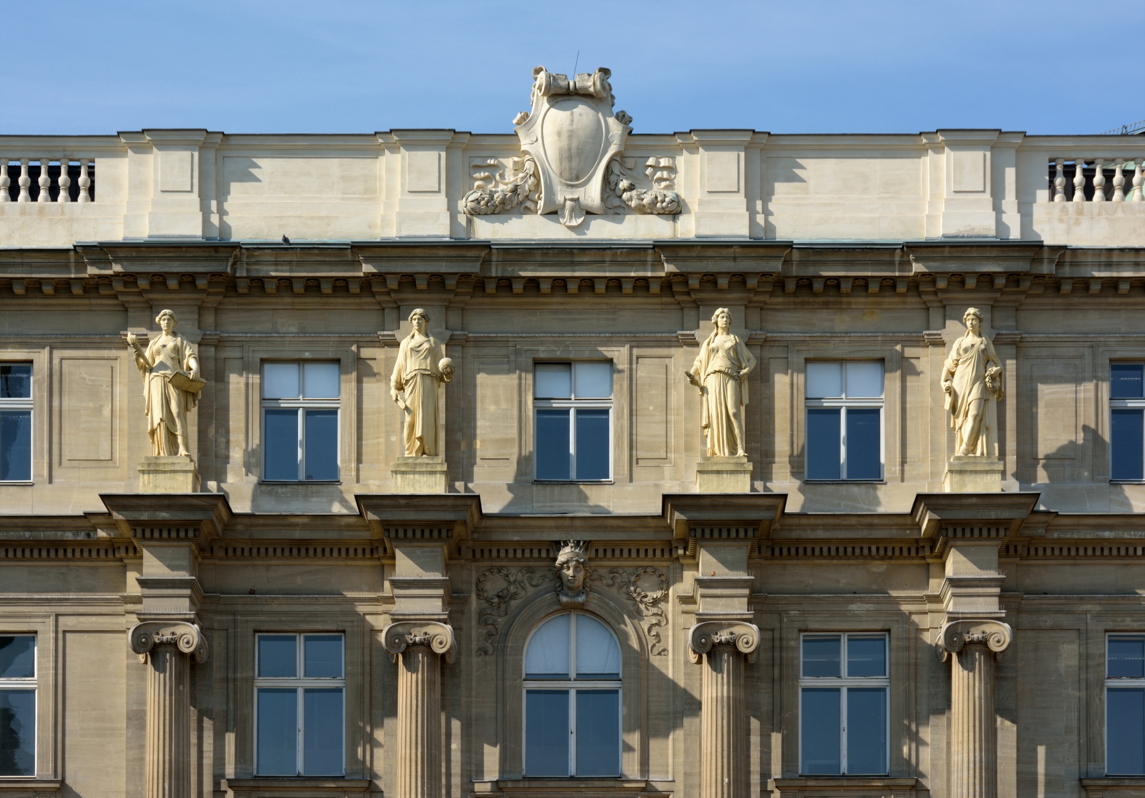 TU Wien Eingang Stiege 2 Fassadendetail DSC 7817w