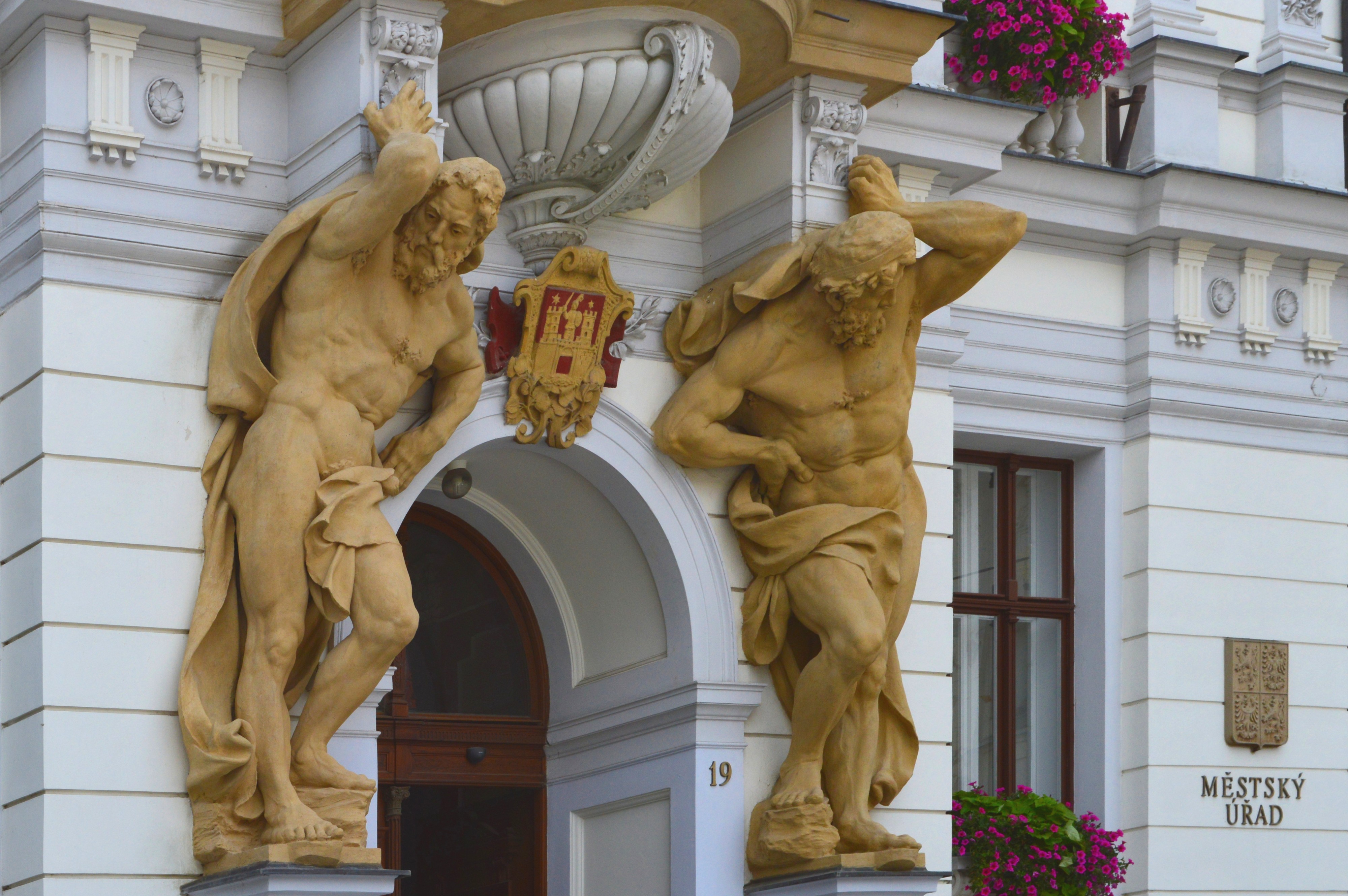 Uherské Hradiště, nová radnice, atlanti