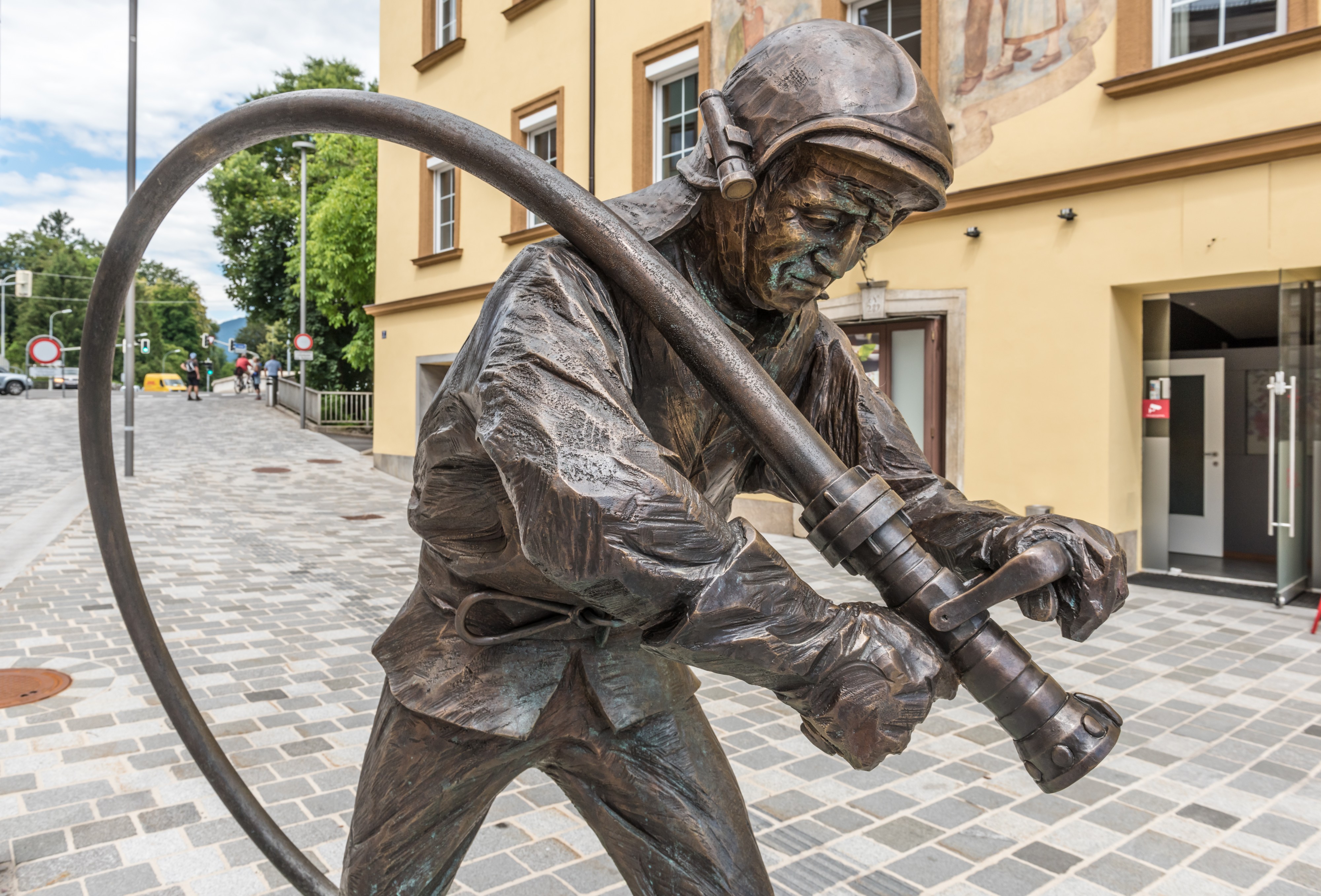 Villach Hanns Gasser Platz Bronzeskulptur Feuerwehrmann 26062018 3682
