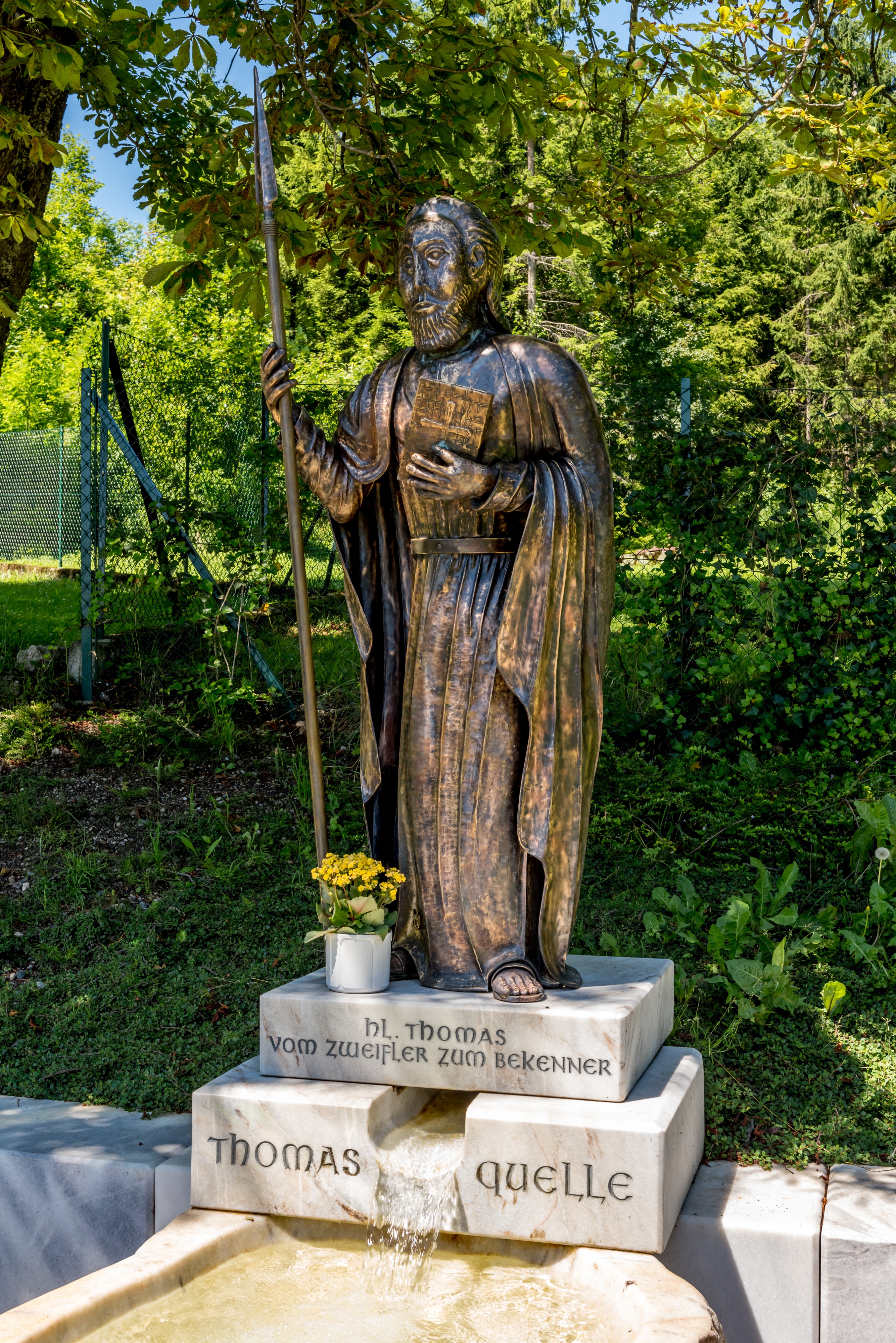 Villach Obere Fellach Thomas-Quelle mit Kupferblech-Statue hl Thomas 26062017 9880