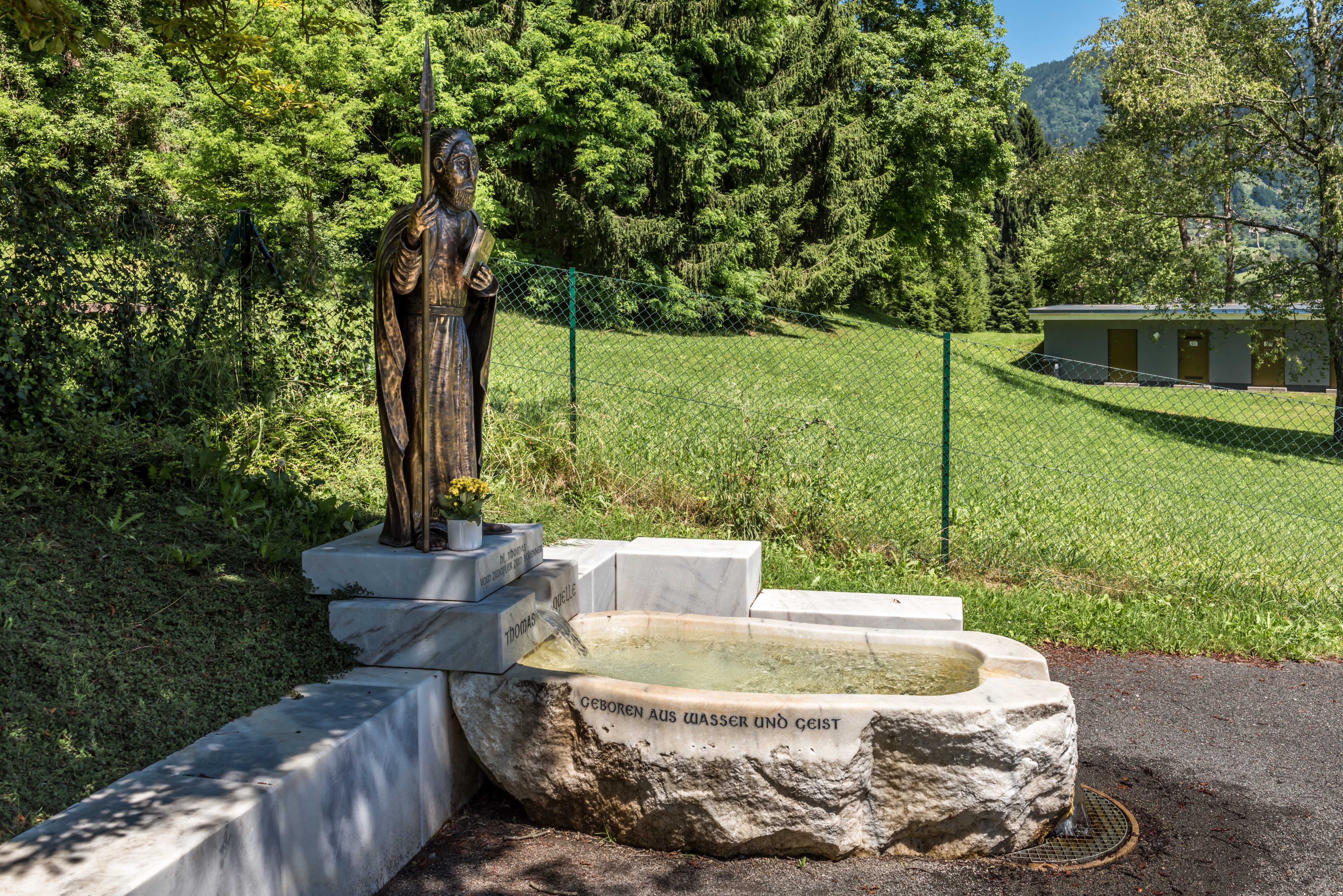 Villach Obere Fellach Thomas-Quelle mit Kupferblech-Statue hl Thomas 26062017 9901