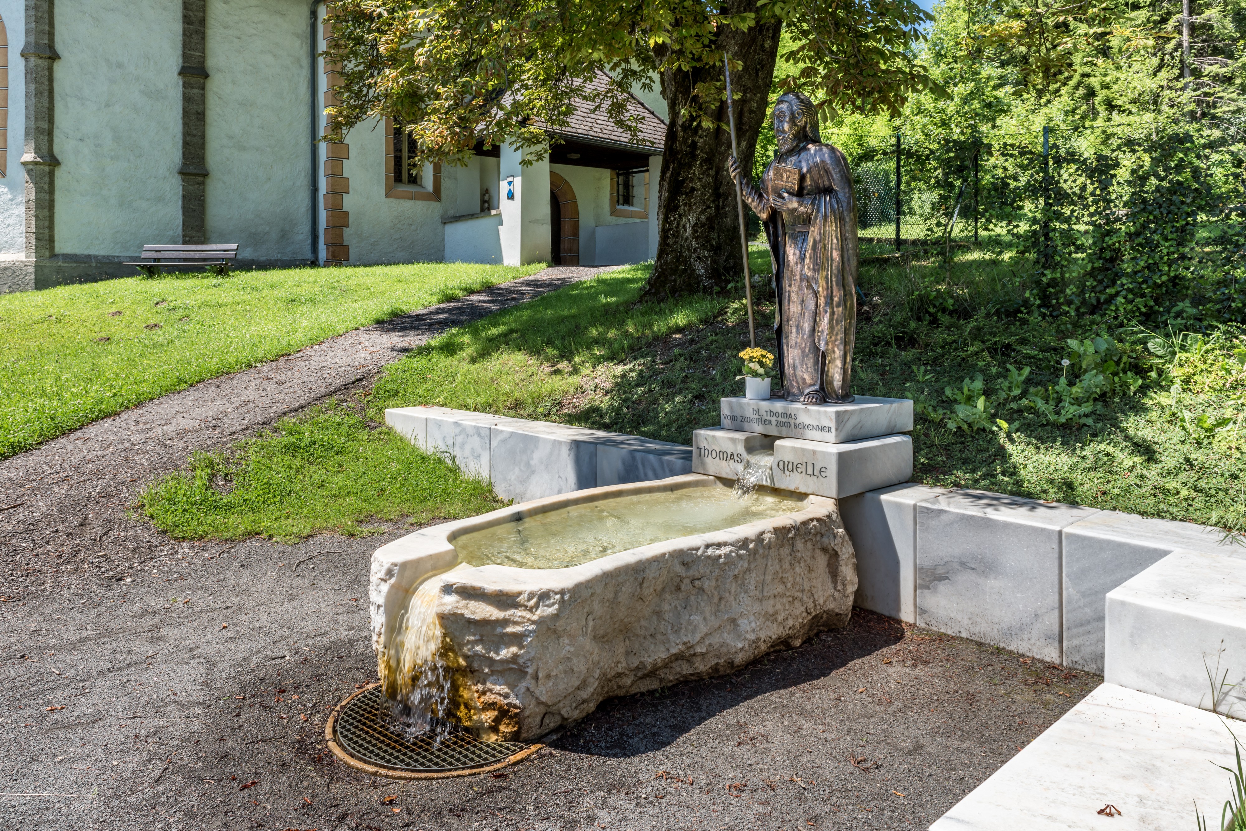 Villach Obere Fellach Thomas-Quelle mit Kupferblech-Statue hl Thomas 26062017 9881
