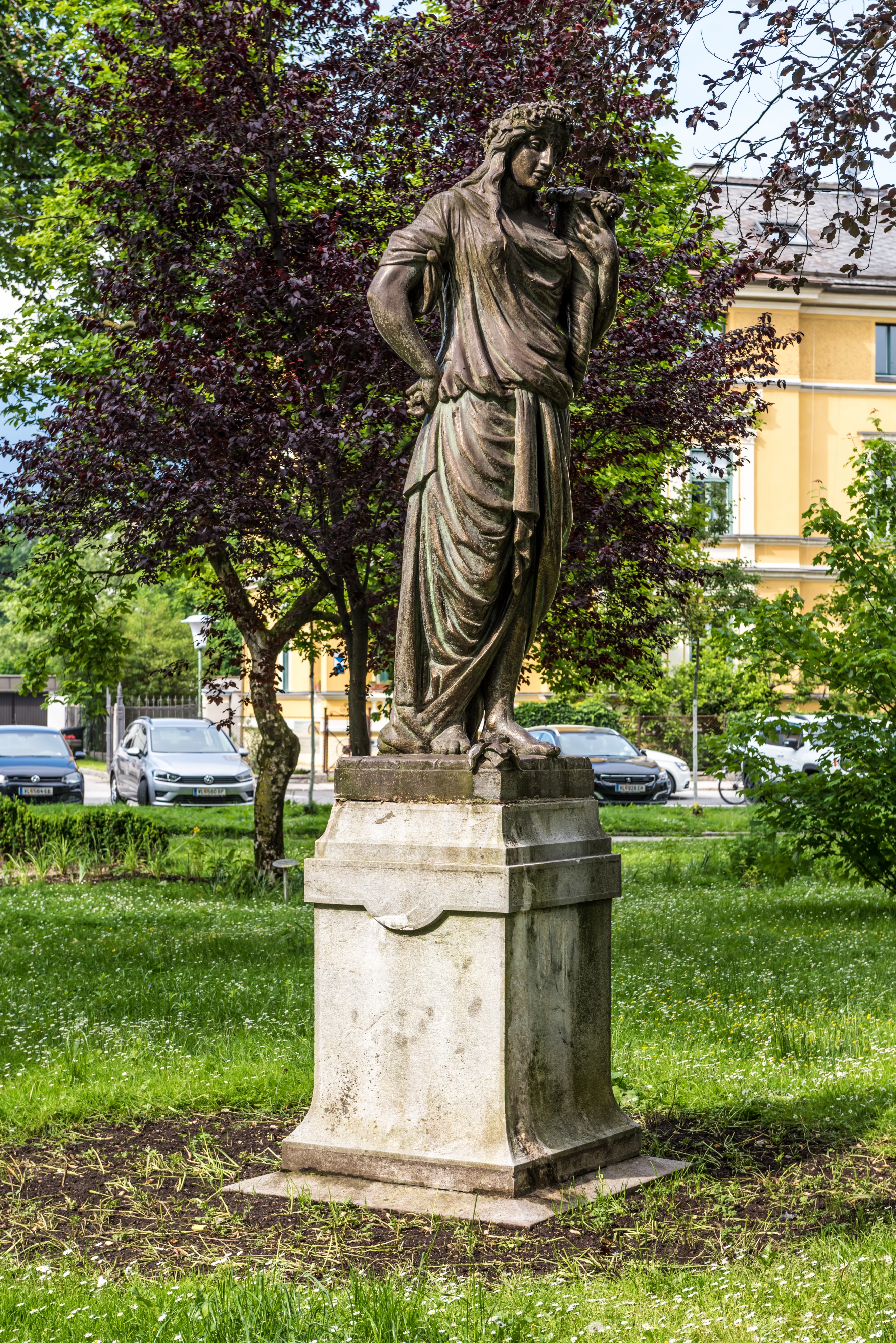 Villach Peraustraße Schillerpark Statue der Amaltheia mit Füllhorn 28052018 3467