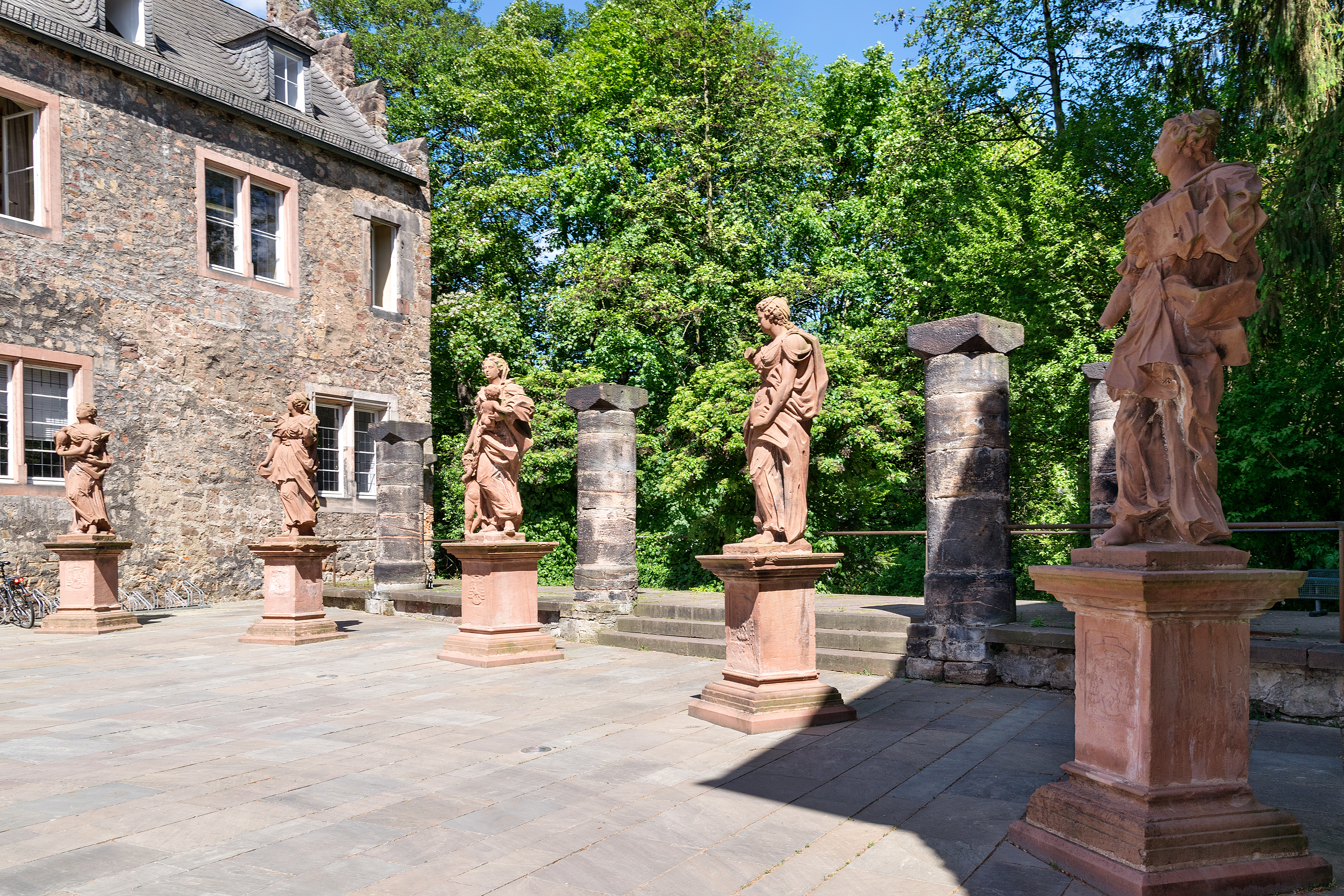 Tugenden Firmaneiplatz Marburg (1)
