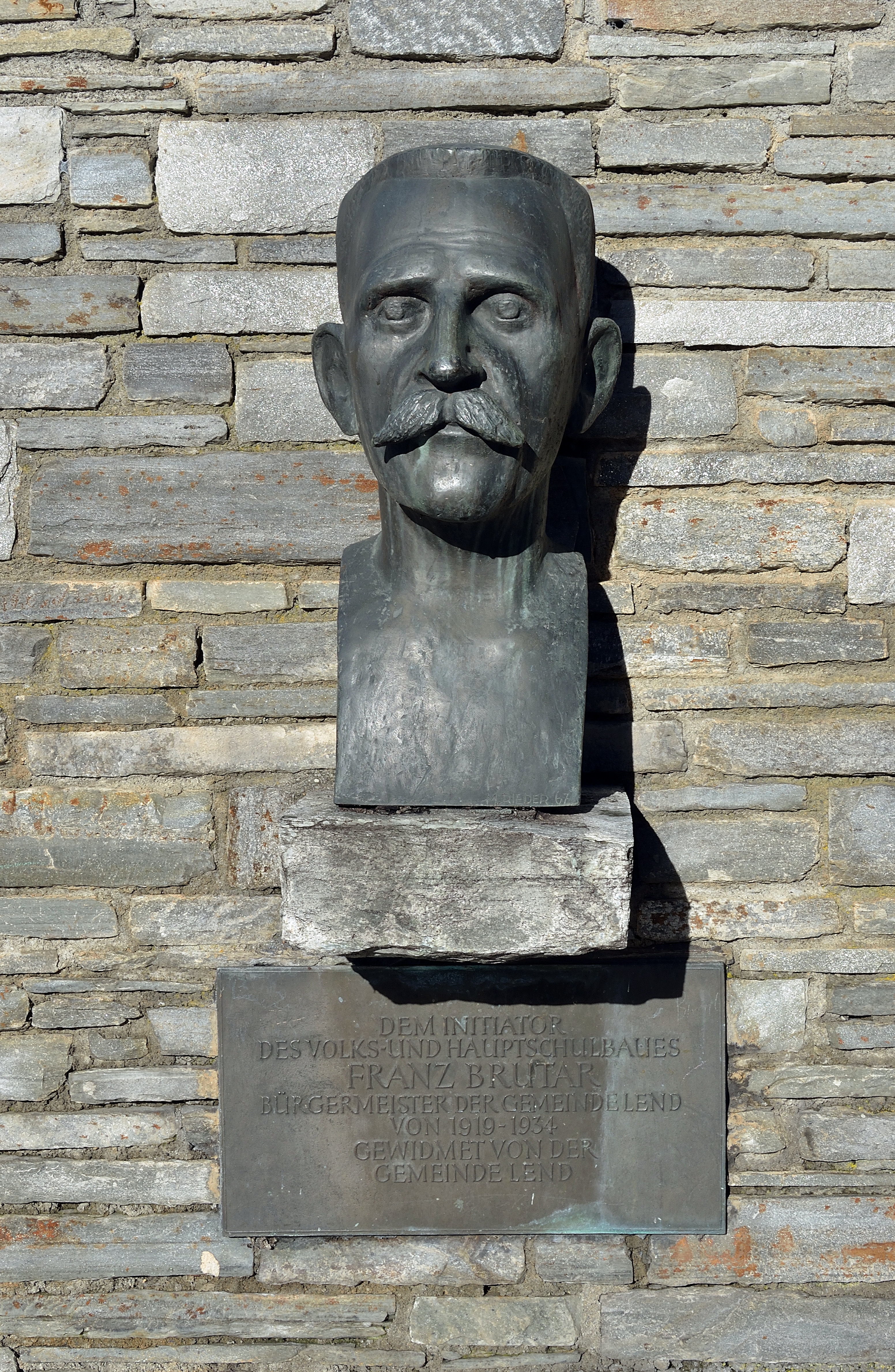 Volks- und Hauptschule 07, Lend - Franz Brutar monument