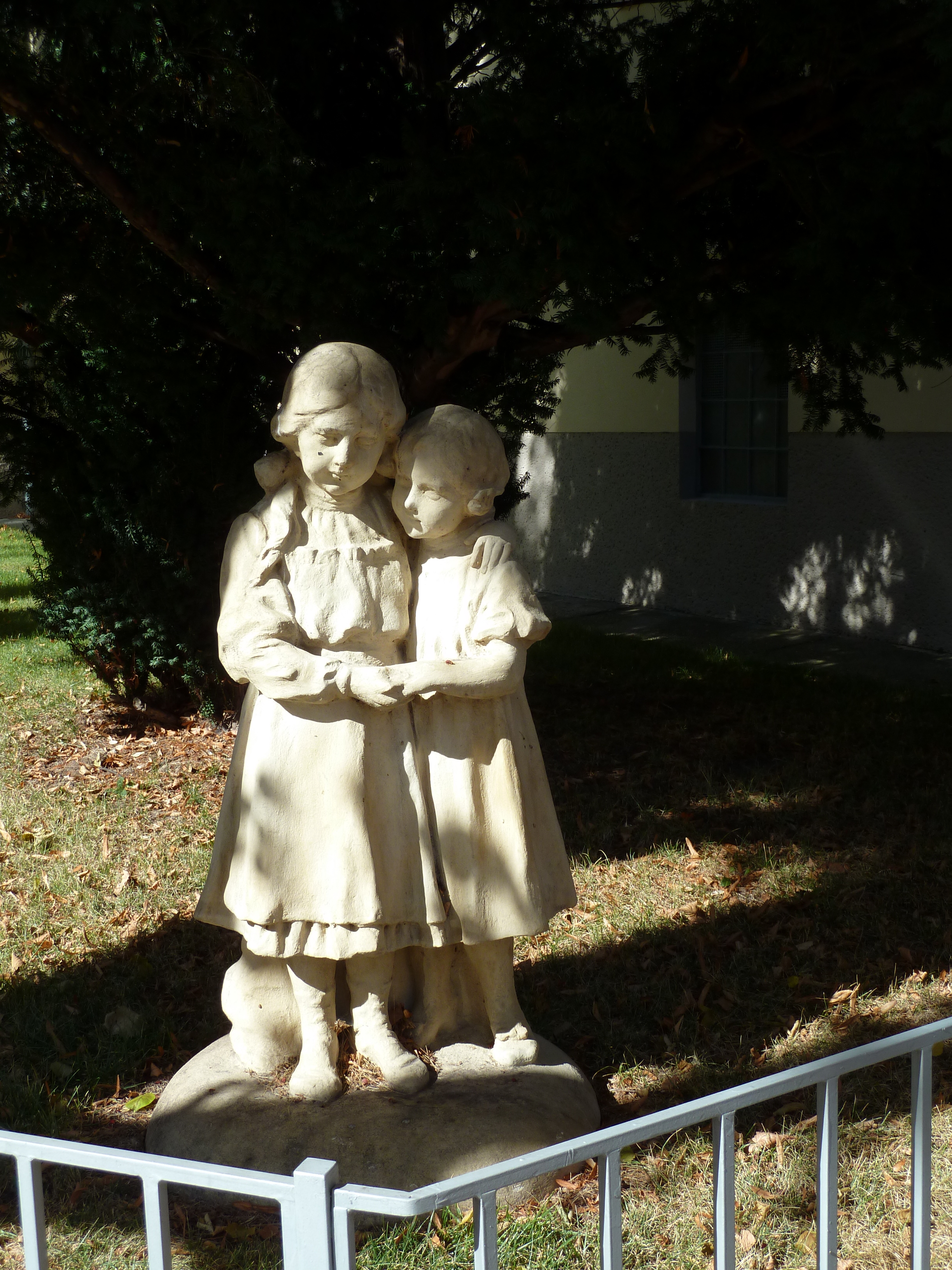 Volksschule Pülslgasse Figurengruppe