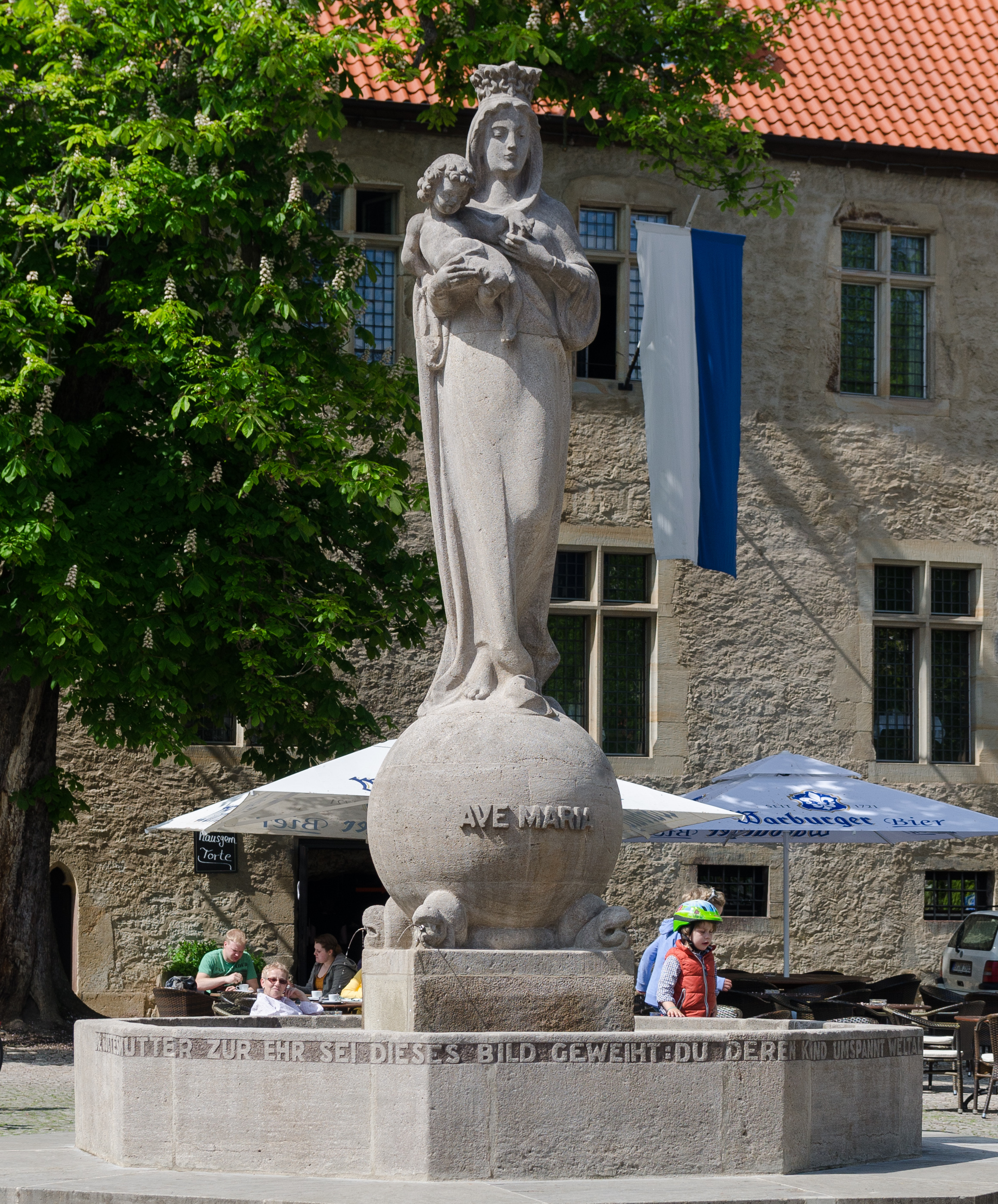 Warburg-Marktplatz-Marienbrunnen