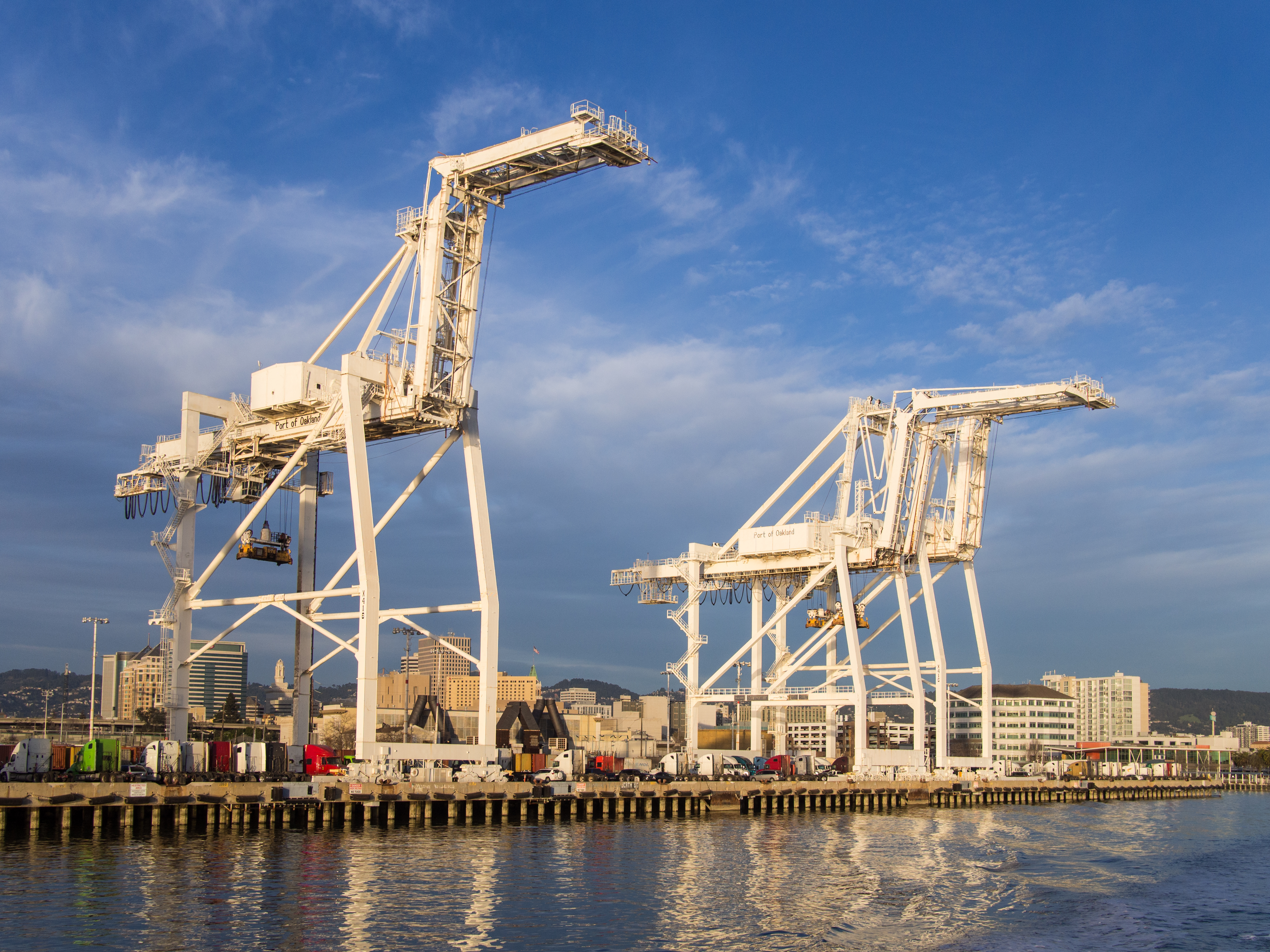 Container cranes in Oakland Inner Harbor (91560)