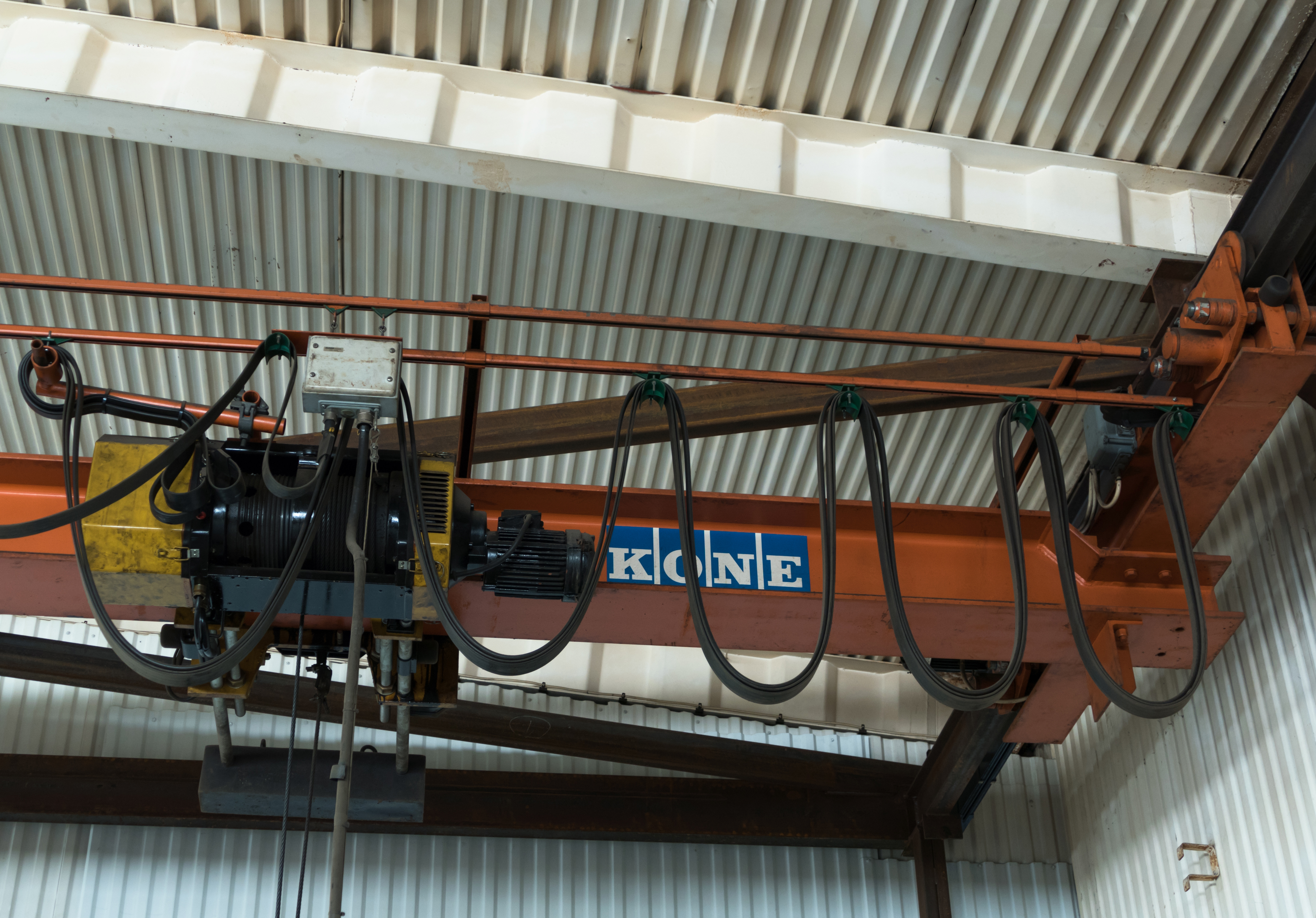Electric winch on indoor portal crane