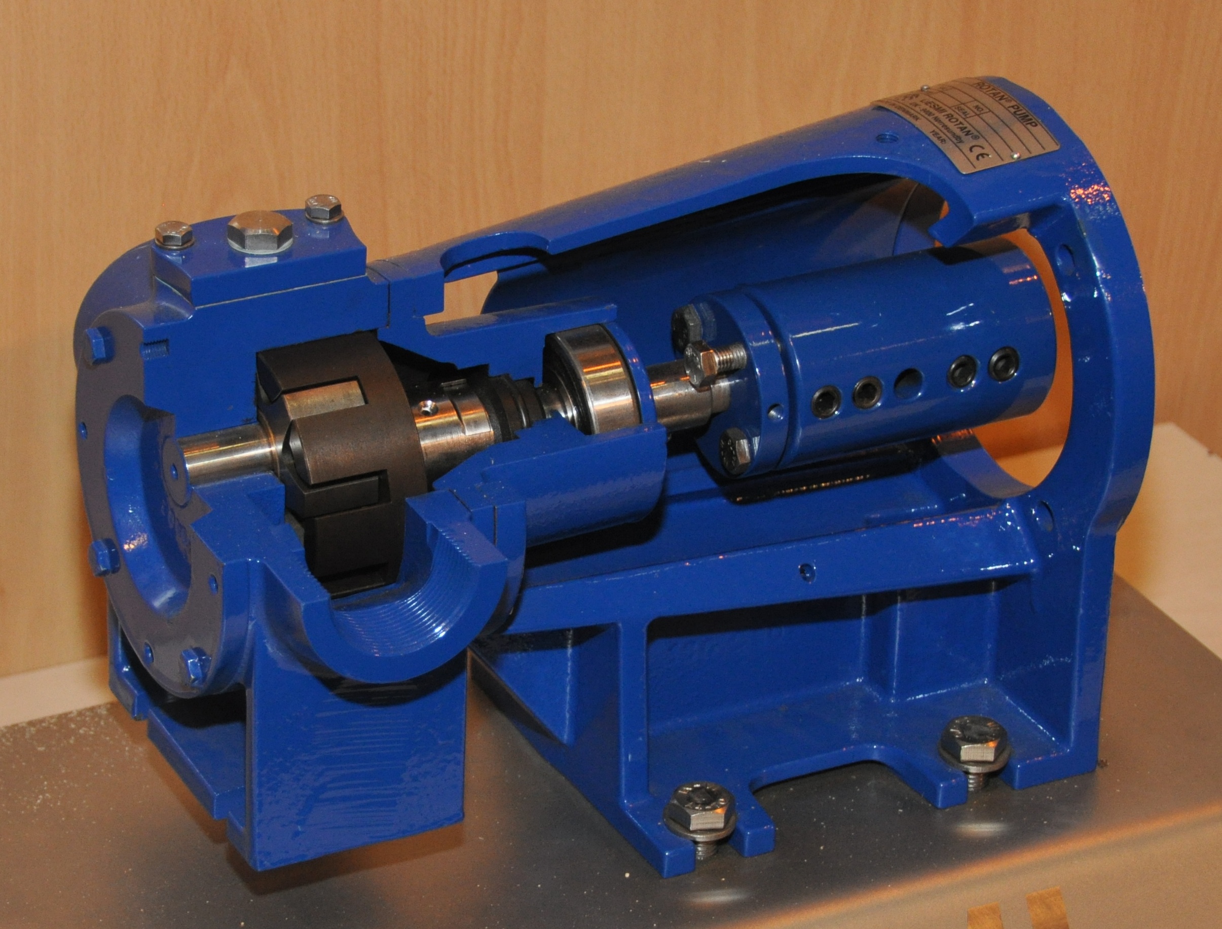 Internal gear pump (cut-away) (01)
