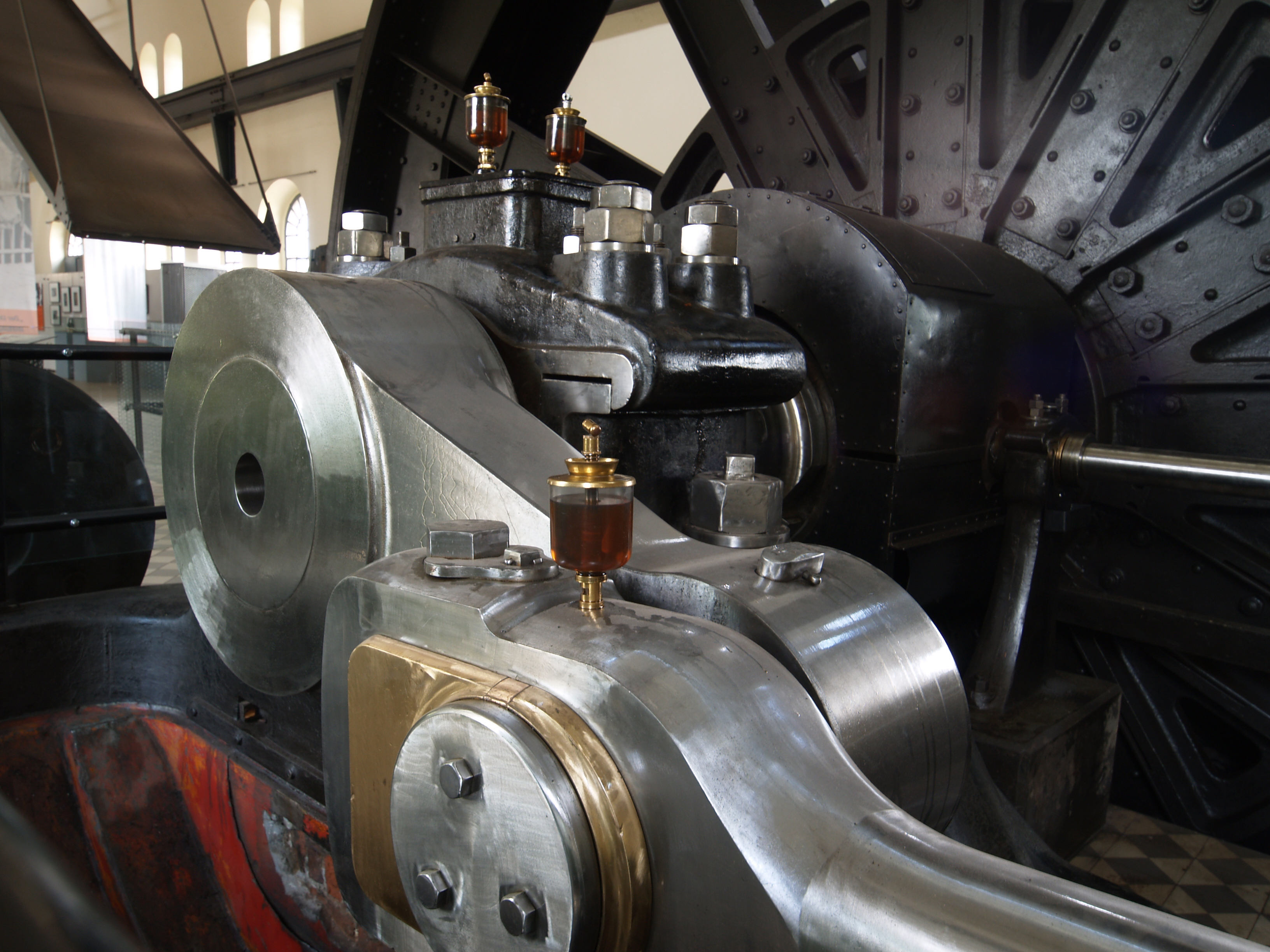 Lubricating oil tank