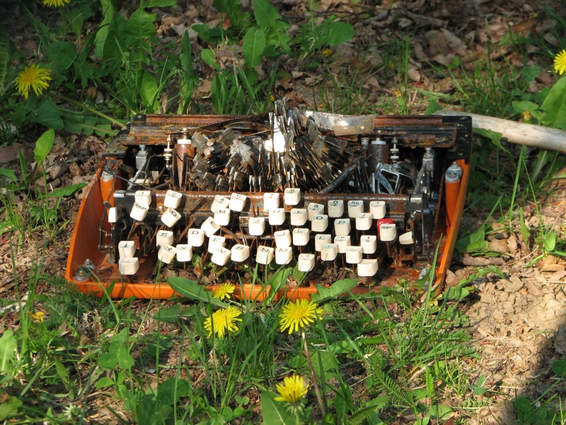 A thrown away typewriter