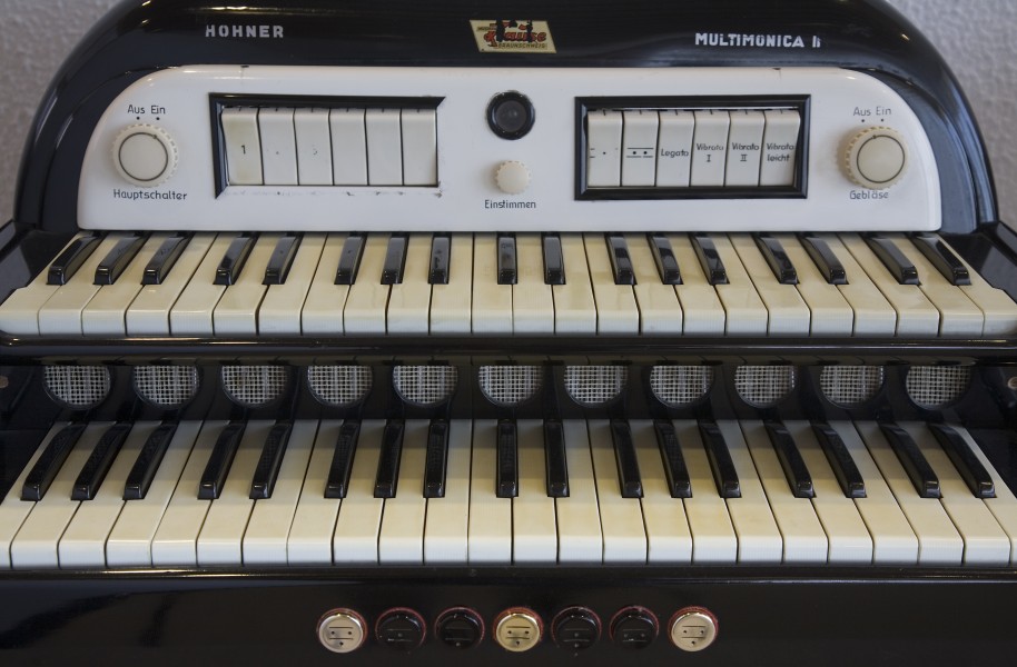 Berlin- Musical instruments Multimonica Hohner 1951 - 4059