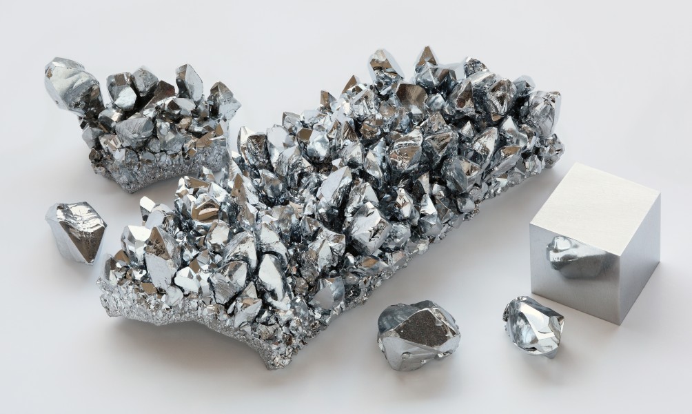 Chromium crystals and 1cm3 cube