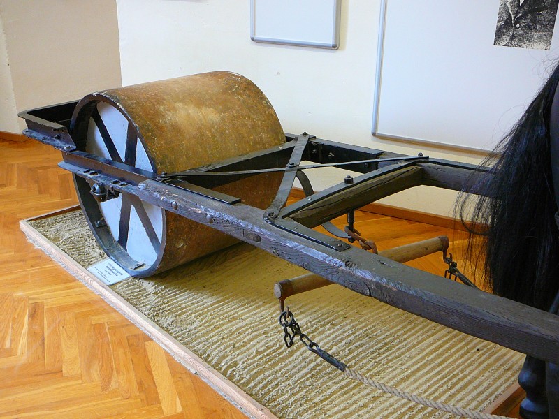 Deutsches Straßenmuseum, Germersheim. Horse-drawn road roller 02