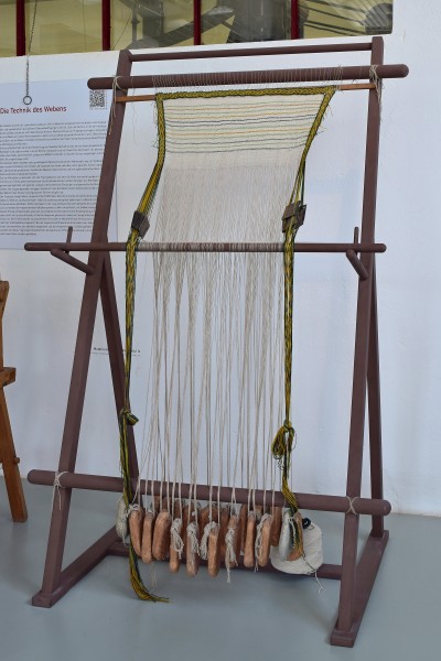 Haslach an der Mühl - Textiles Zentrum Haslach - 19 - Modell eines Gewichtswebstuhls