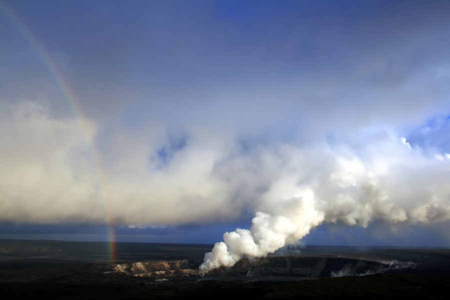 Rainbow and sulfur dioxide emissions from the Halema`uma`u vent
