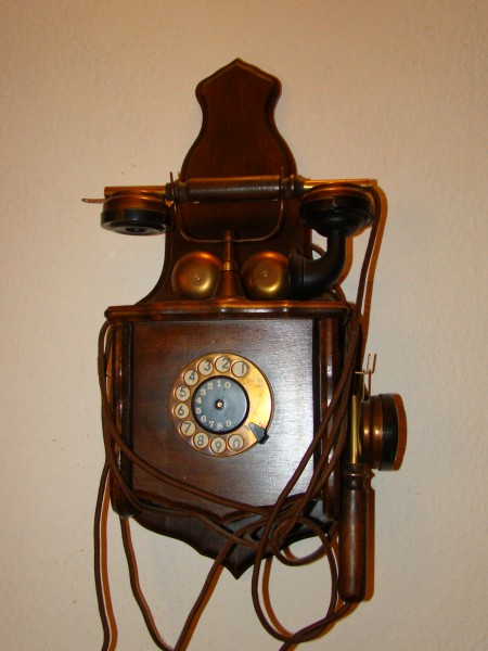 Telefon drewniany