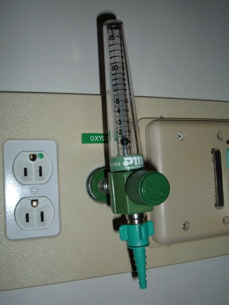 Wall-mounted oxygen regulator valve