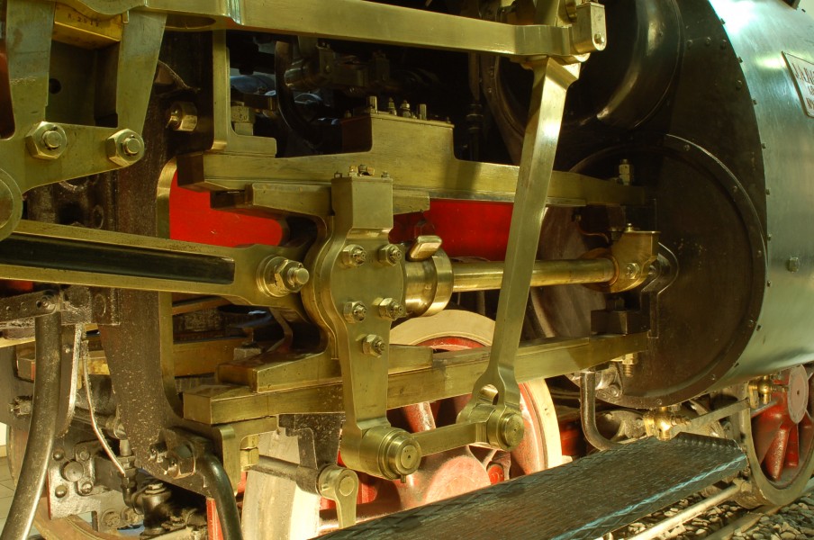 Zweischienig geführter Kreuzkopf sowie Voreilhebel des rechten Niederdruckzylinders der Lok S 2 6