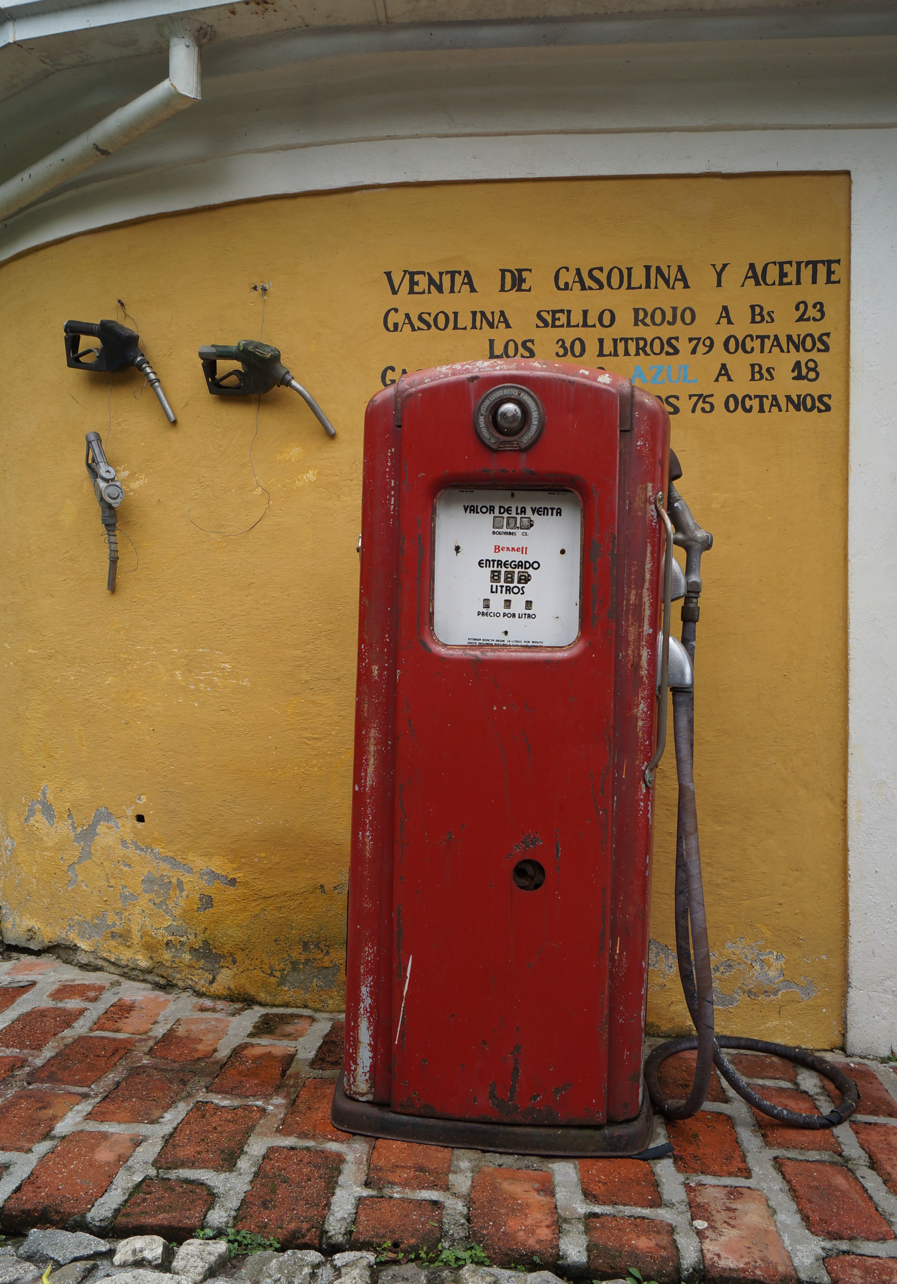 Surtidor de combustible antiguo