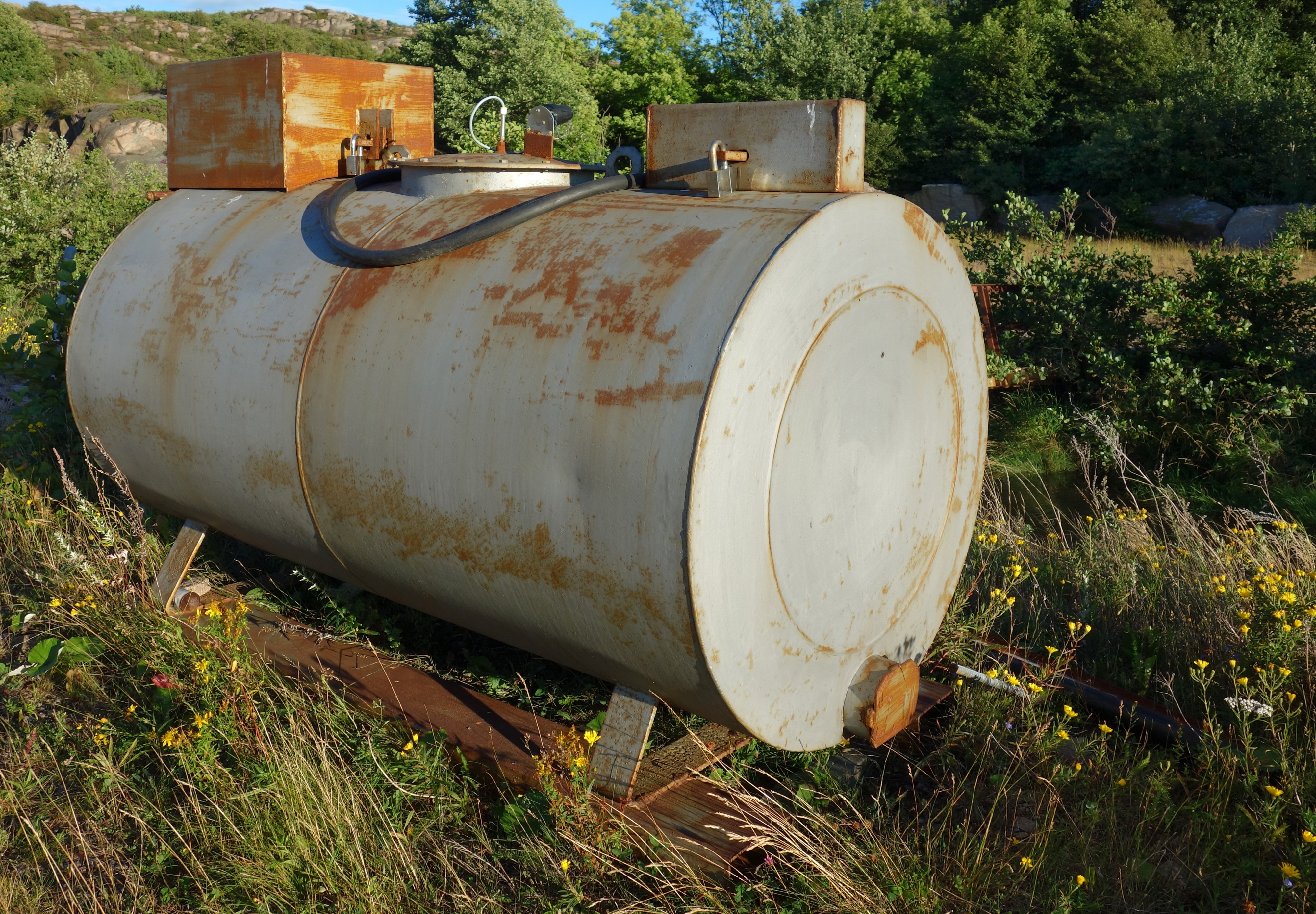 Outdoor fuel tank
