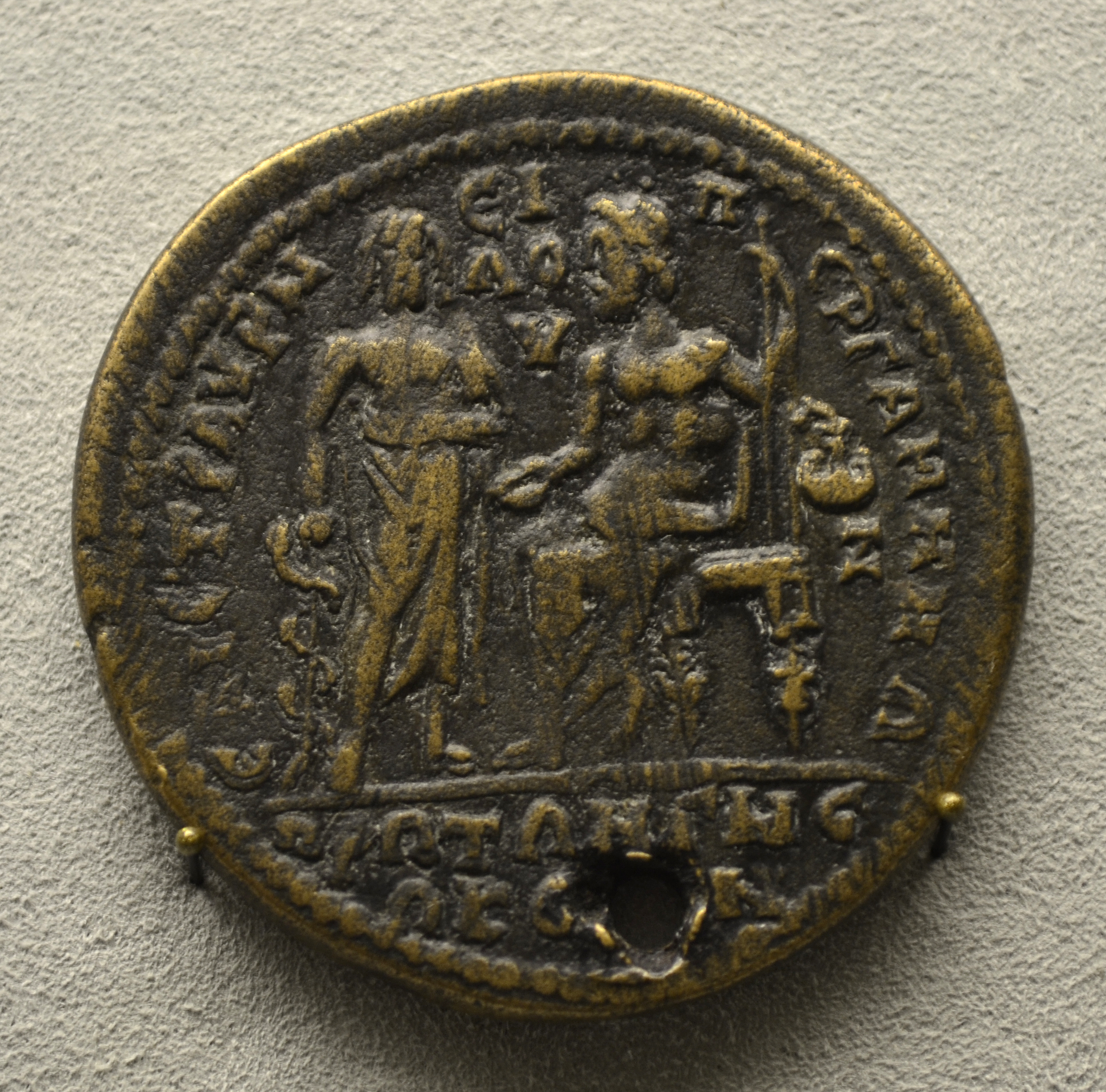 201209071748a Berlin Pergamonmuseum, Bronzemünze mit Asklepios und Zeus, Pergamon, kaiserzeitlich, VS Maximinus Thrax,.236-238 u.Z