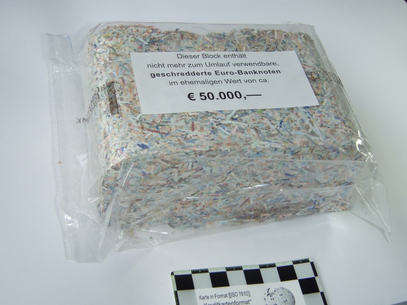 Geldscheine geschreddert und zu Block verpresst P5130163