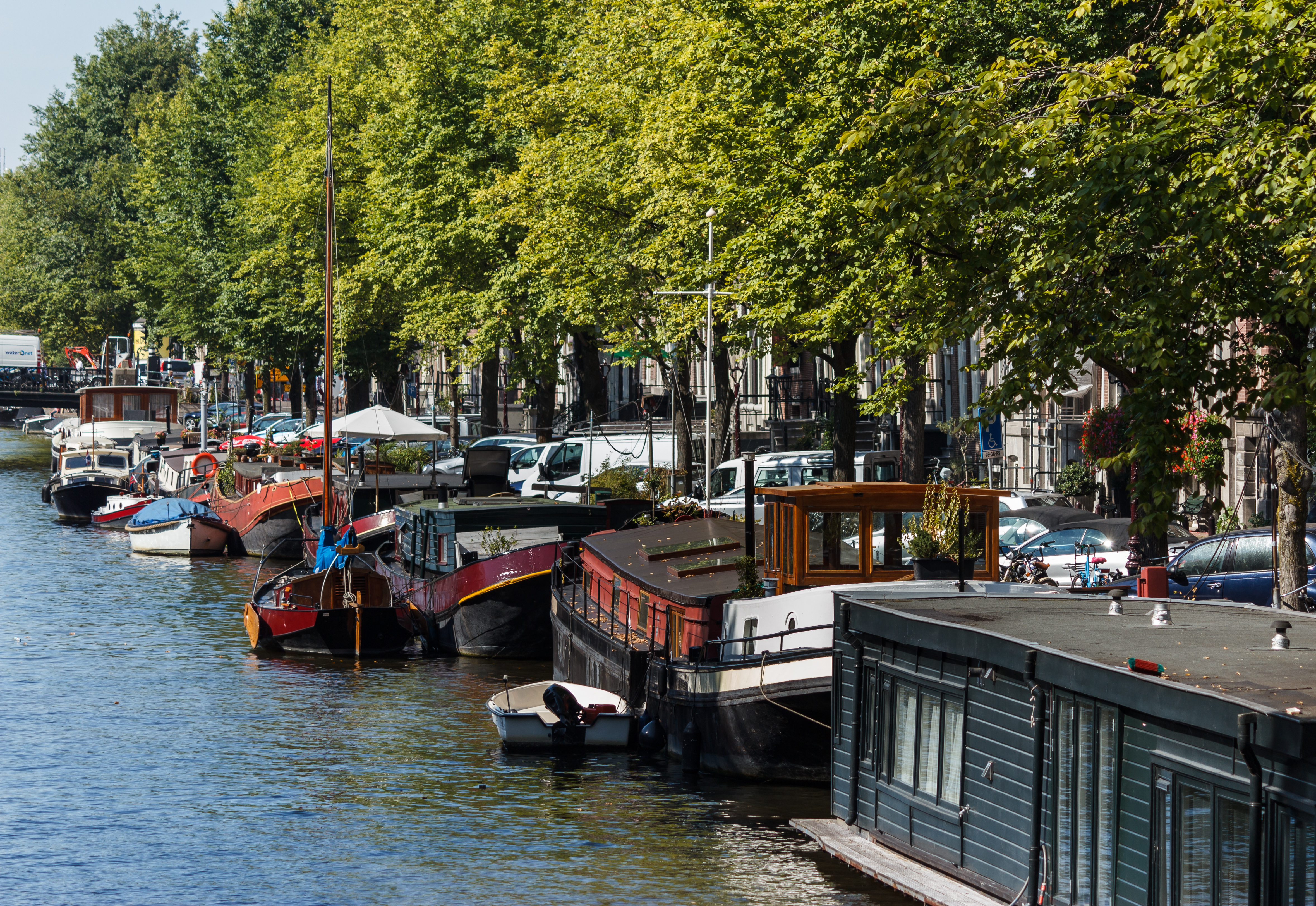 Houseboats at Prinsengracht seen from Reguliersgracht Amsterdam 2017-09-13-6635
