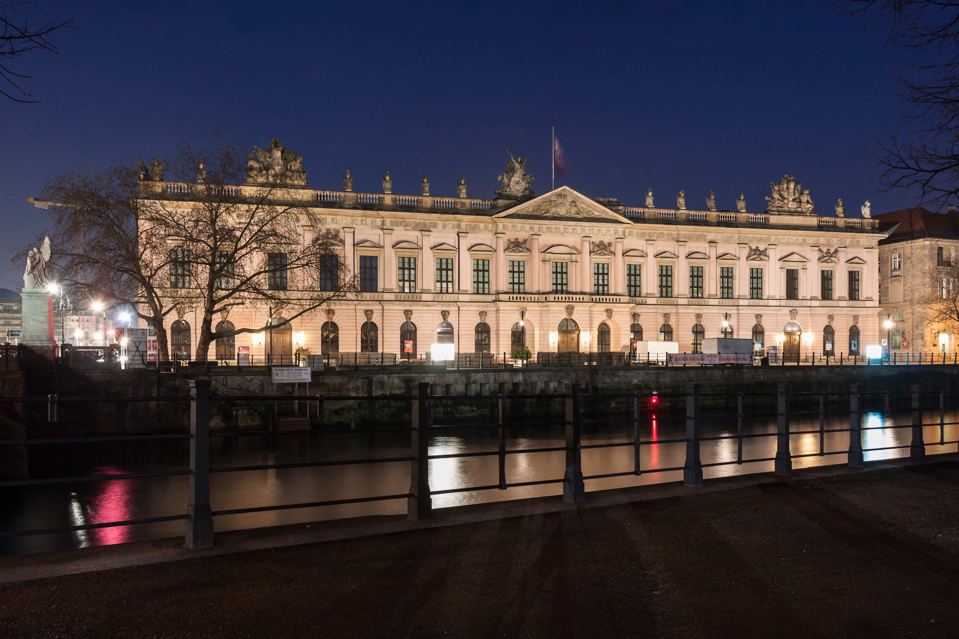 Berlin Zeughaus bei Nacht