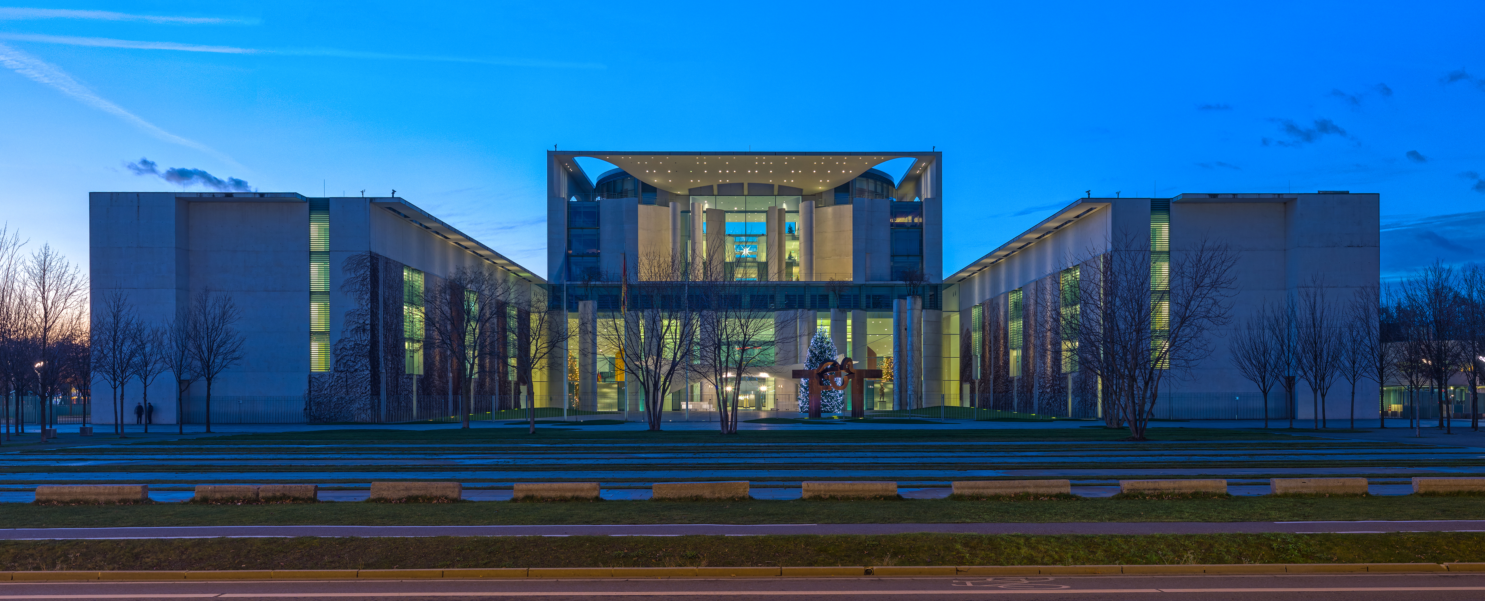Bundeskanzleramt, Weihnachtsbaum, Blaue Stunde, Berlin, 151223, ako